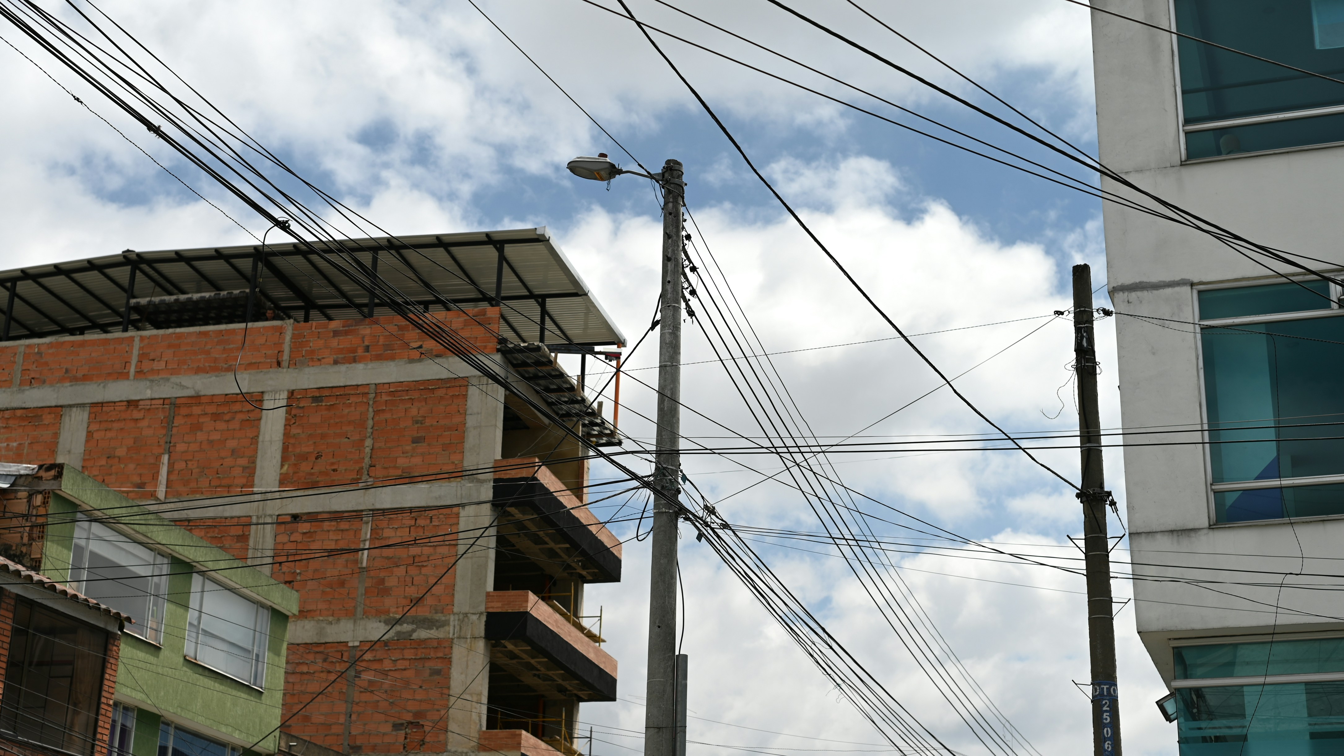 Tripliqué mi factura de luz construyendo un servidor casero masivo antes de darme cuenta de que dos unidades NAS baratas son mejores