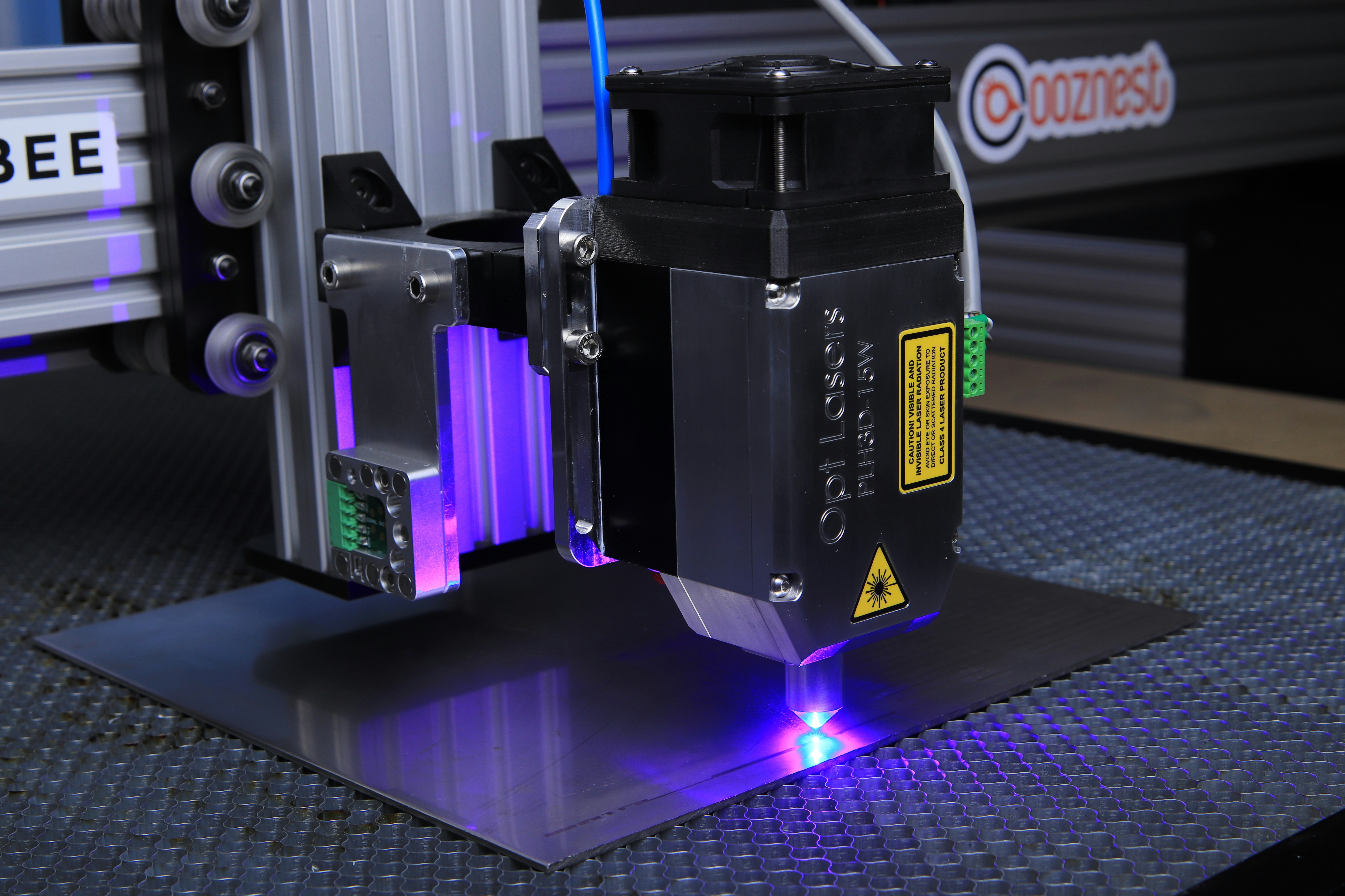 Ablación láser ultra-alta precisión para la síntesis de materiales a escala micro con forma adaptativa del haz