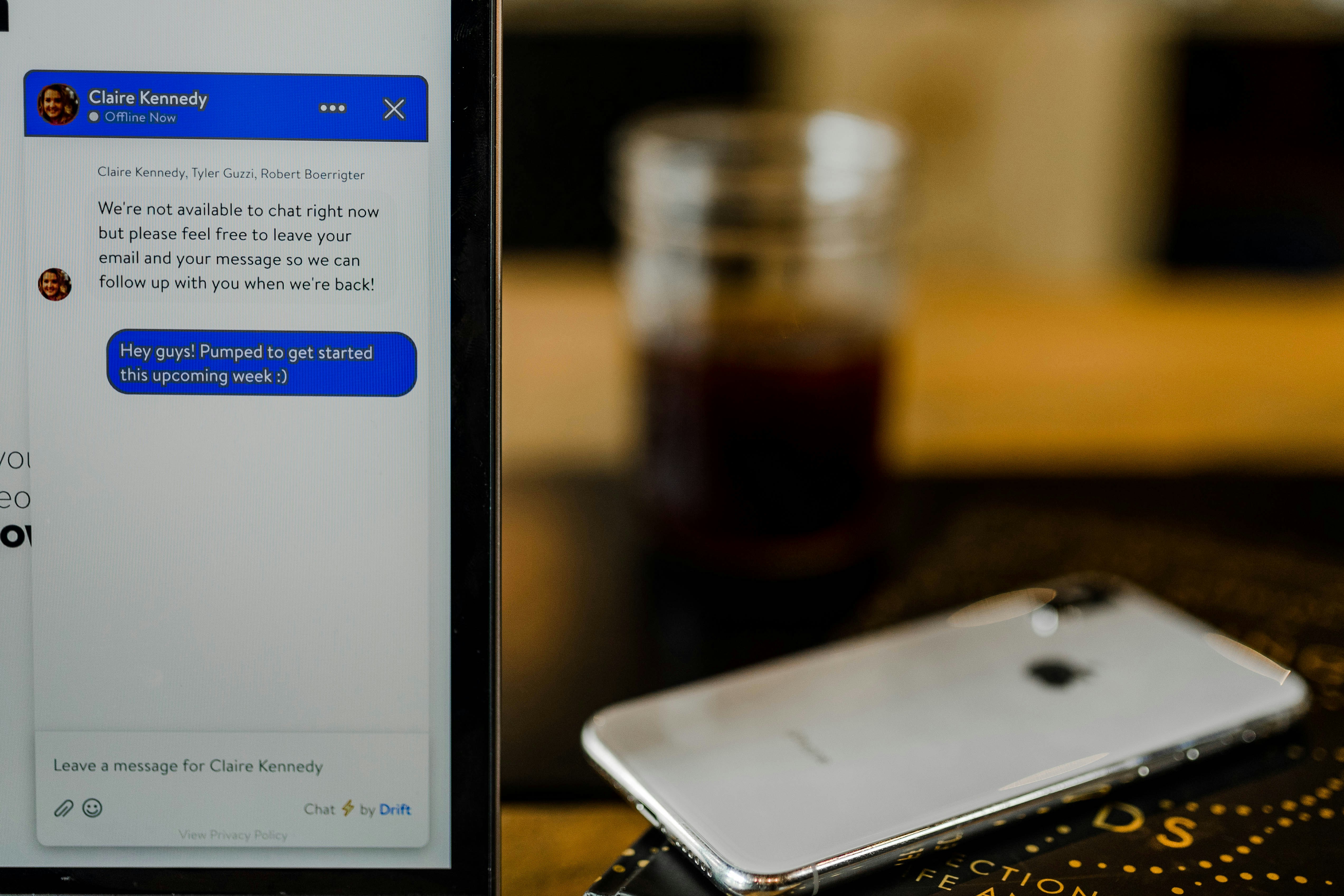 Por qué los AI SDR tardan 2 semanas en desplegarse y por qué prefieren el chat