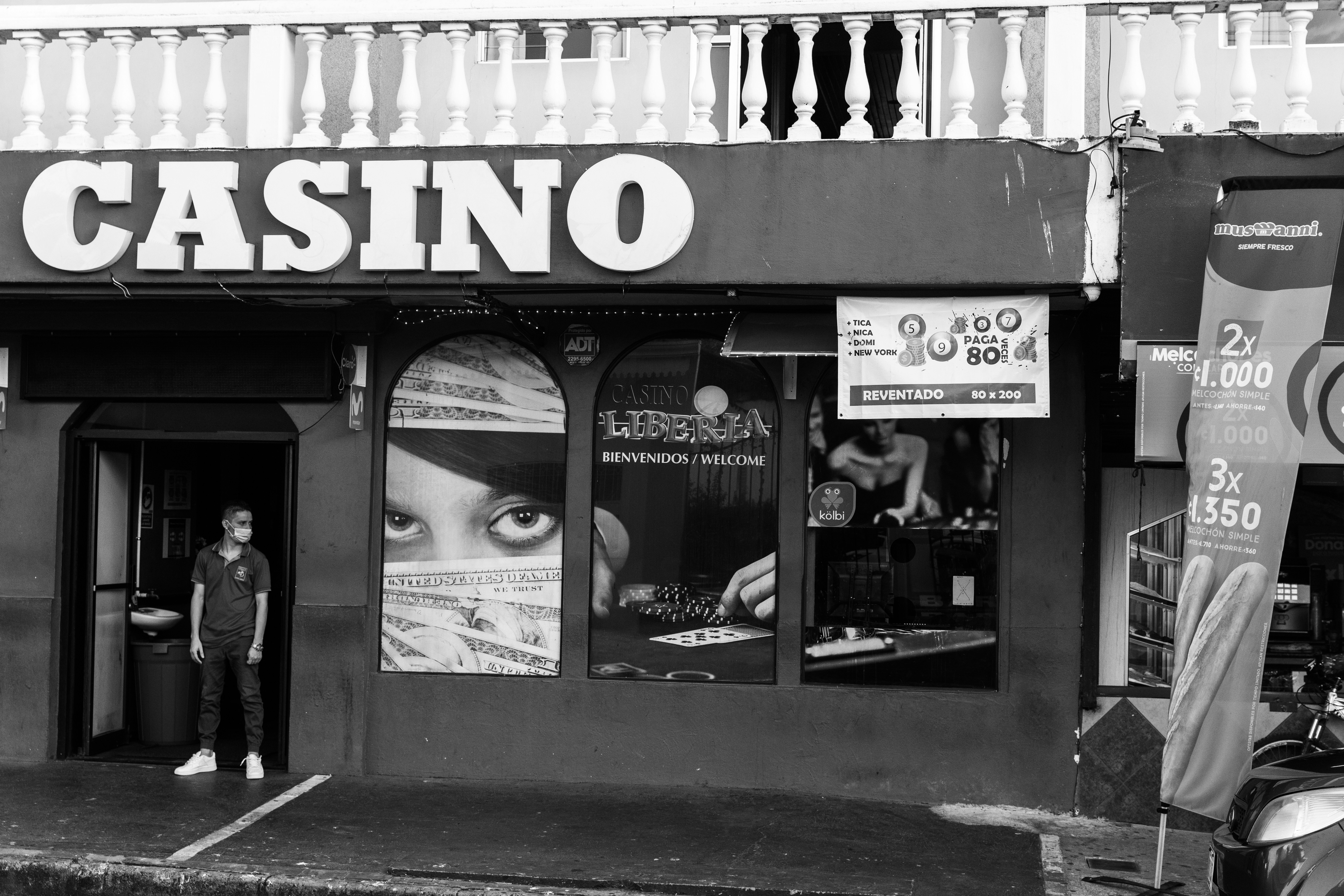 El error de una casa de apuestas termina en un plan de secuestro cuando los empleados se convierten en artistas del rescate