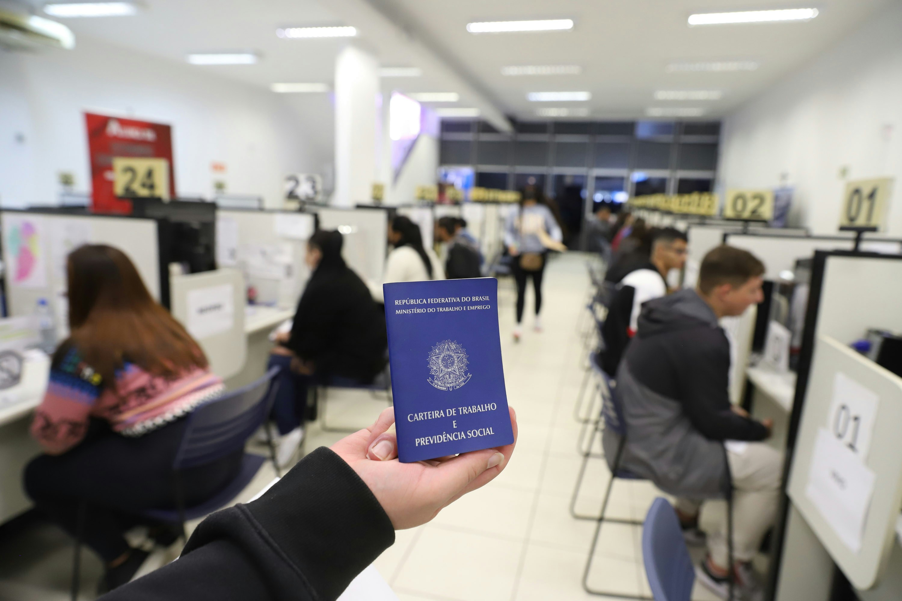 LicenseGPT: Un modelo fundacional ajustado para el cumplimiento de licencias de conjuntos de datos disponibles públicamente