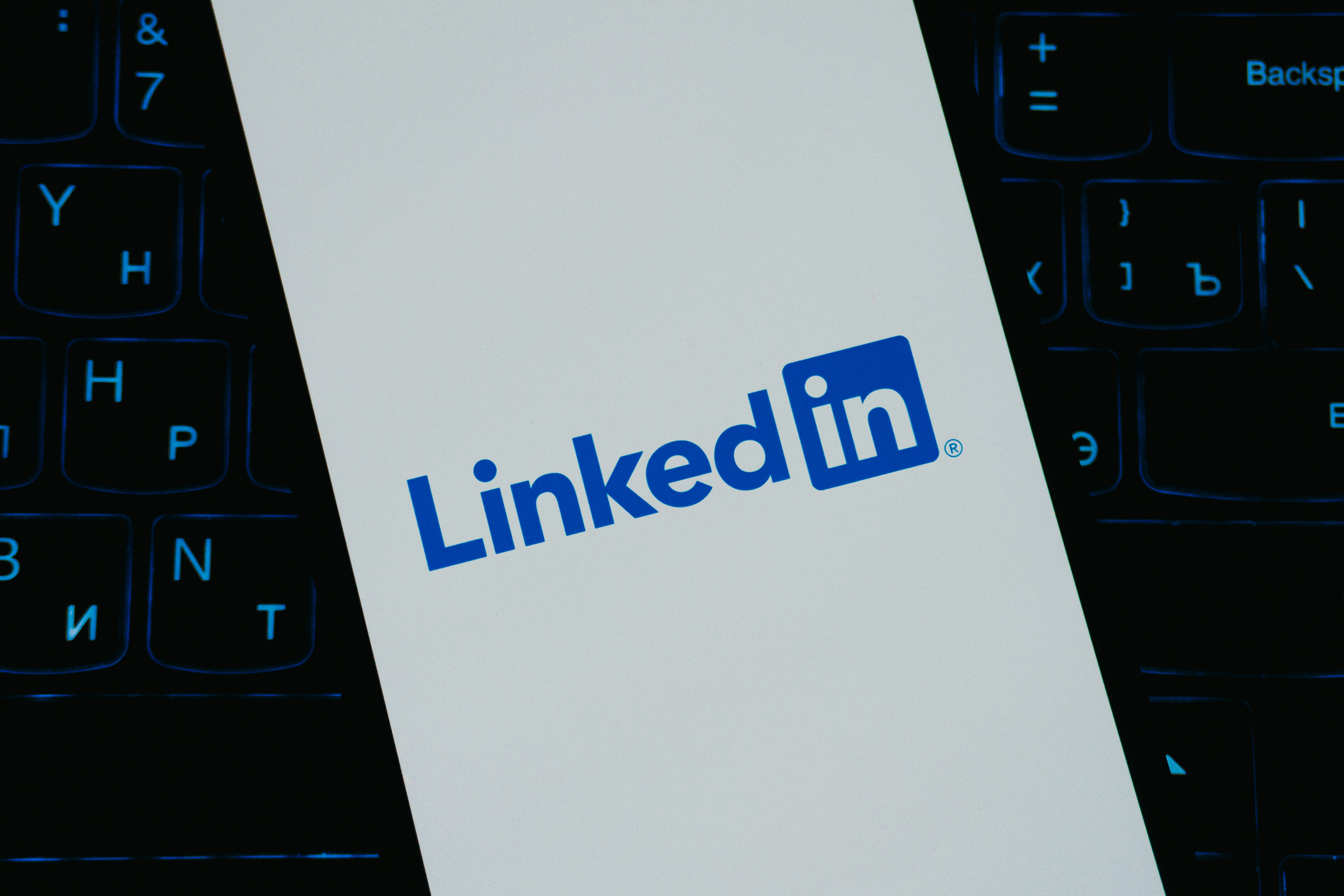 LinkedIn bloquea ilegalmente que las cuentas gratuitas vean los datos de 'quién ha visto tu perfil', alega un grupo
