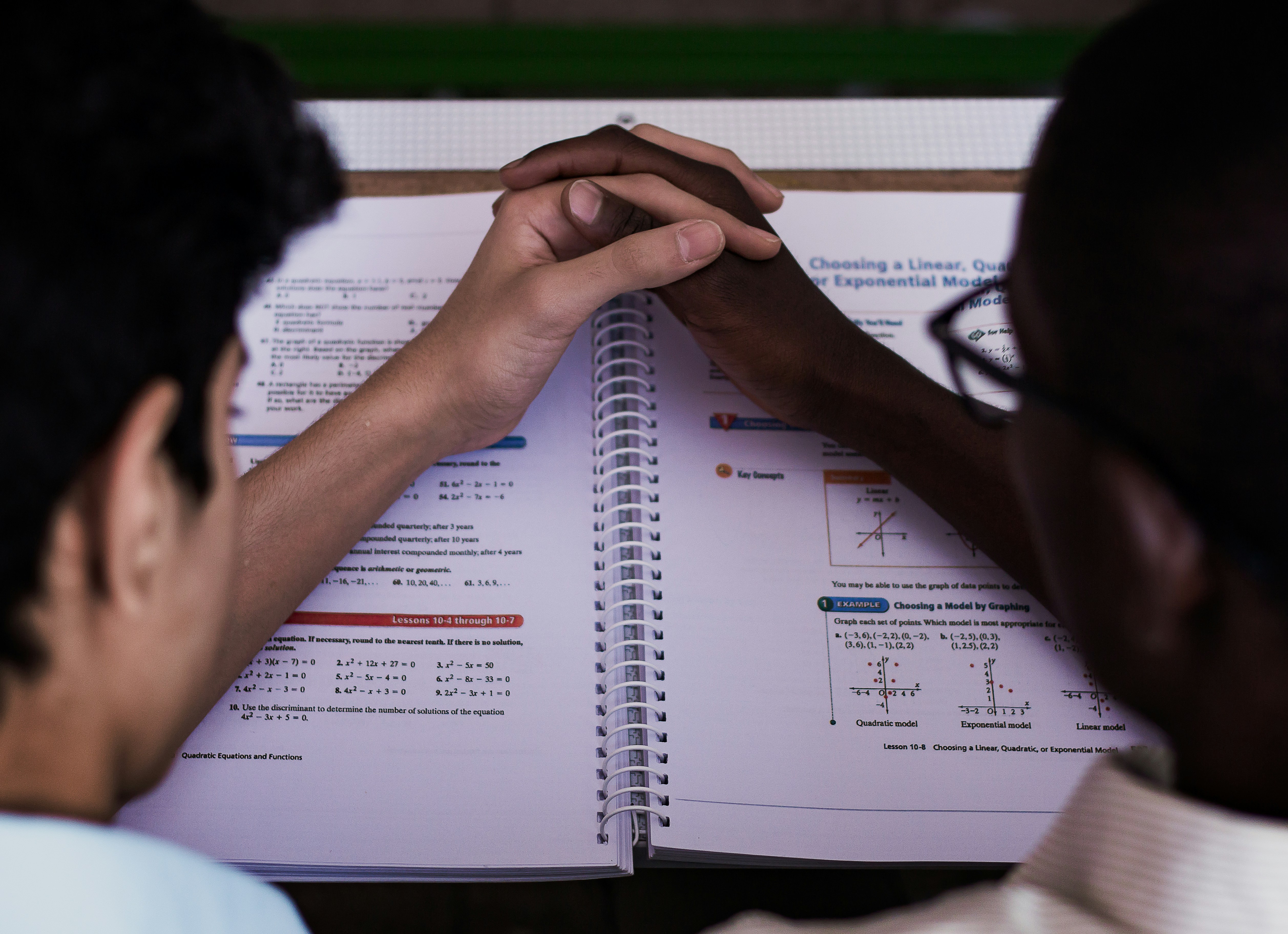 LLM como juez en educación: pipeline de calificación curricular