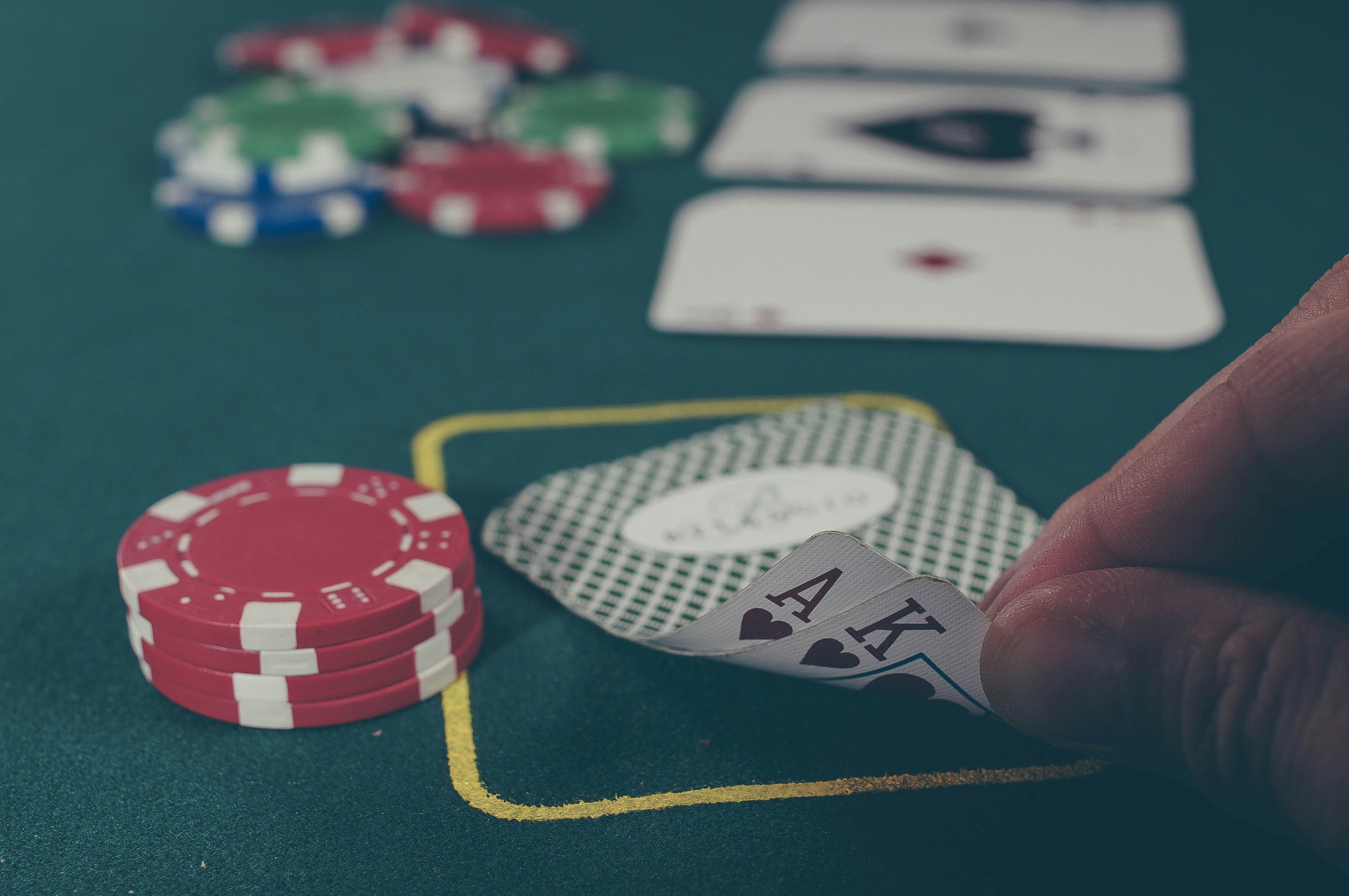 PokerSkill: Los LLM pueden jugar póquer a nivel experto sin entrenamiento ni solucionadores