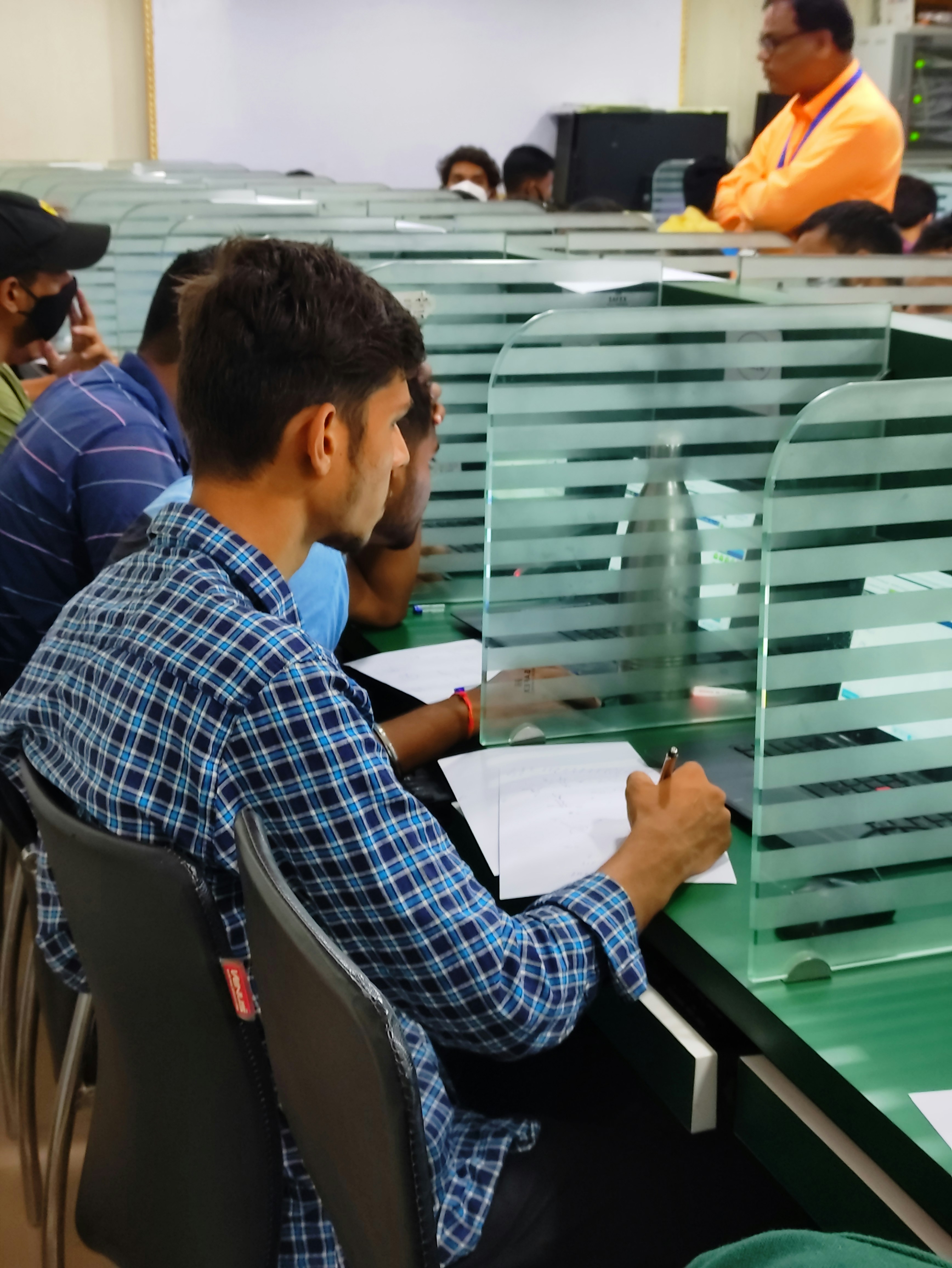 LLMs de frontera: ¿pasan un examen ofimático estandarizado?