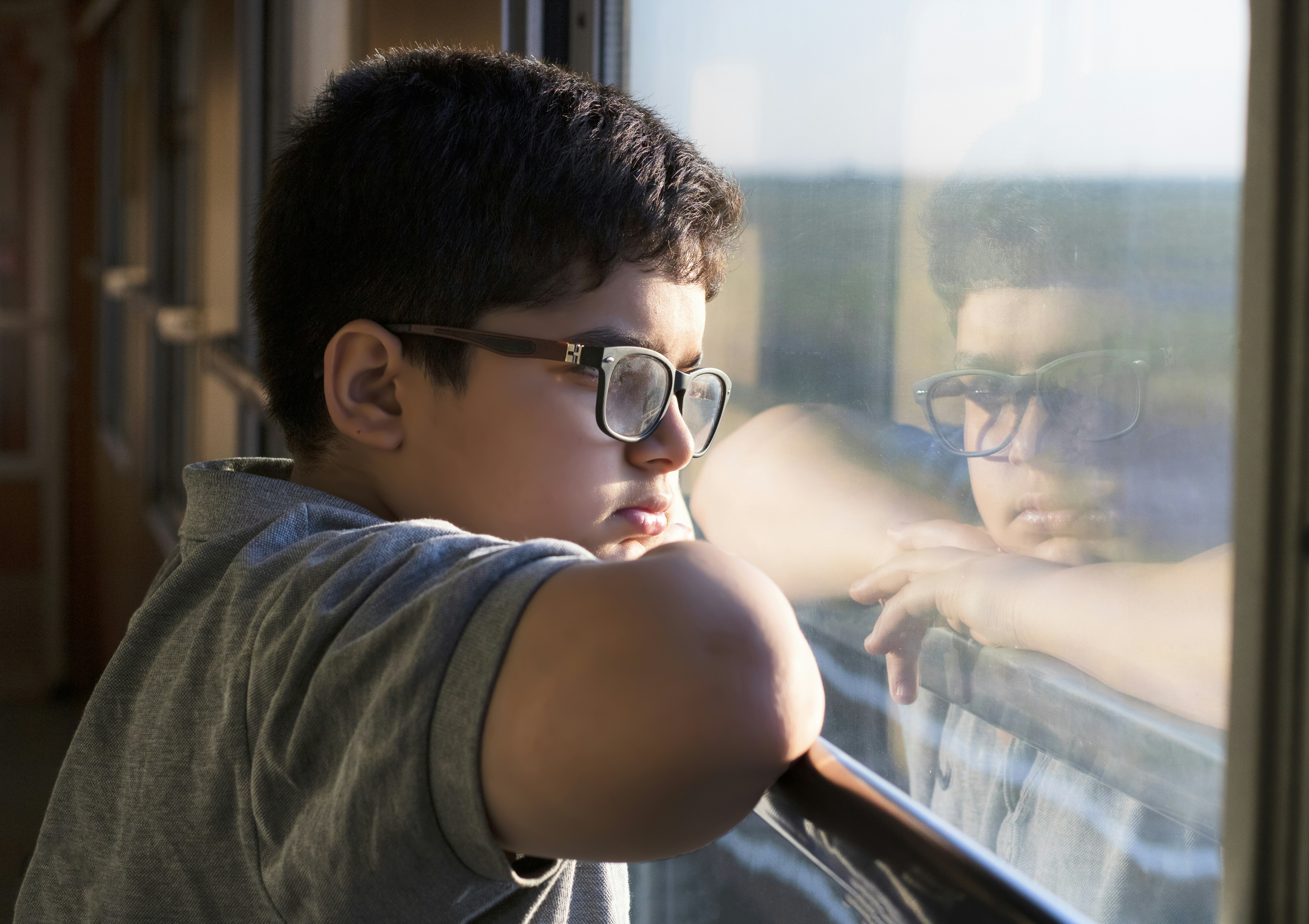 Difíciles ejemplos afectan el aprendizaje contrastivo no supervisado: Una perspectiva teórica