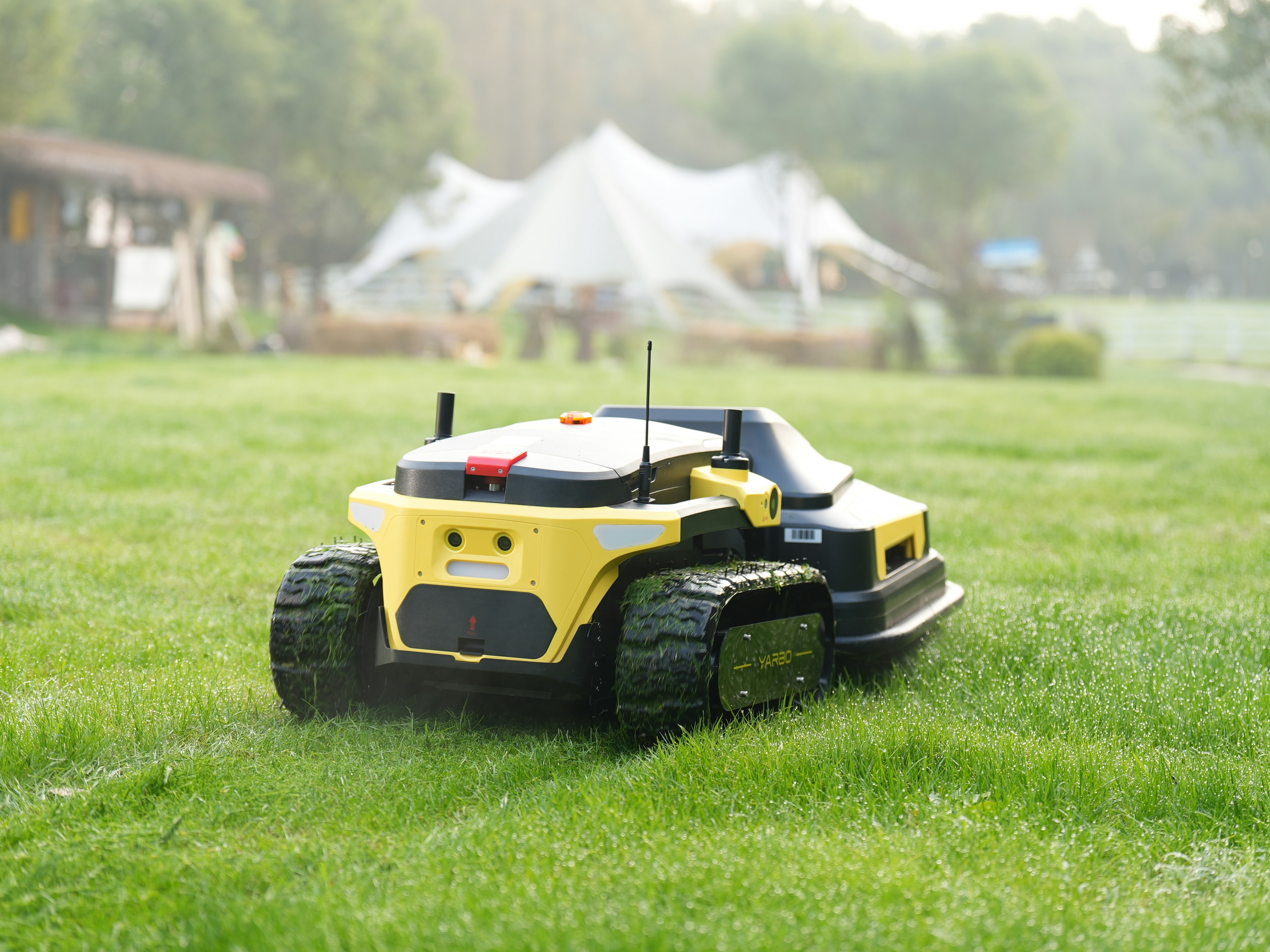 Lymow One Plus: robot cortacésped tipo tanque para terrenos difíciles