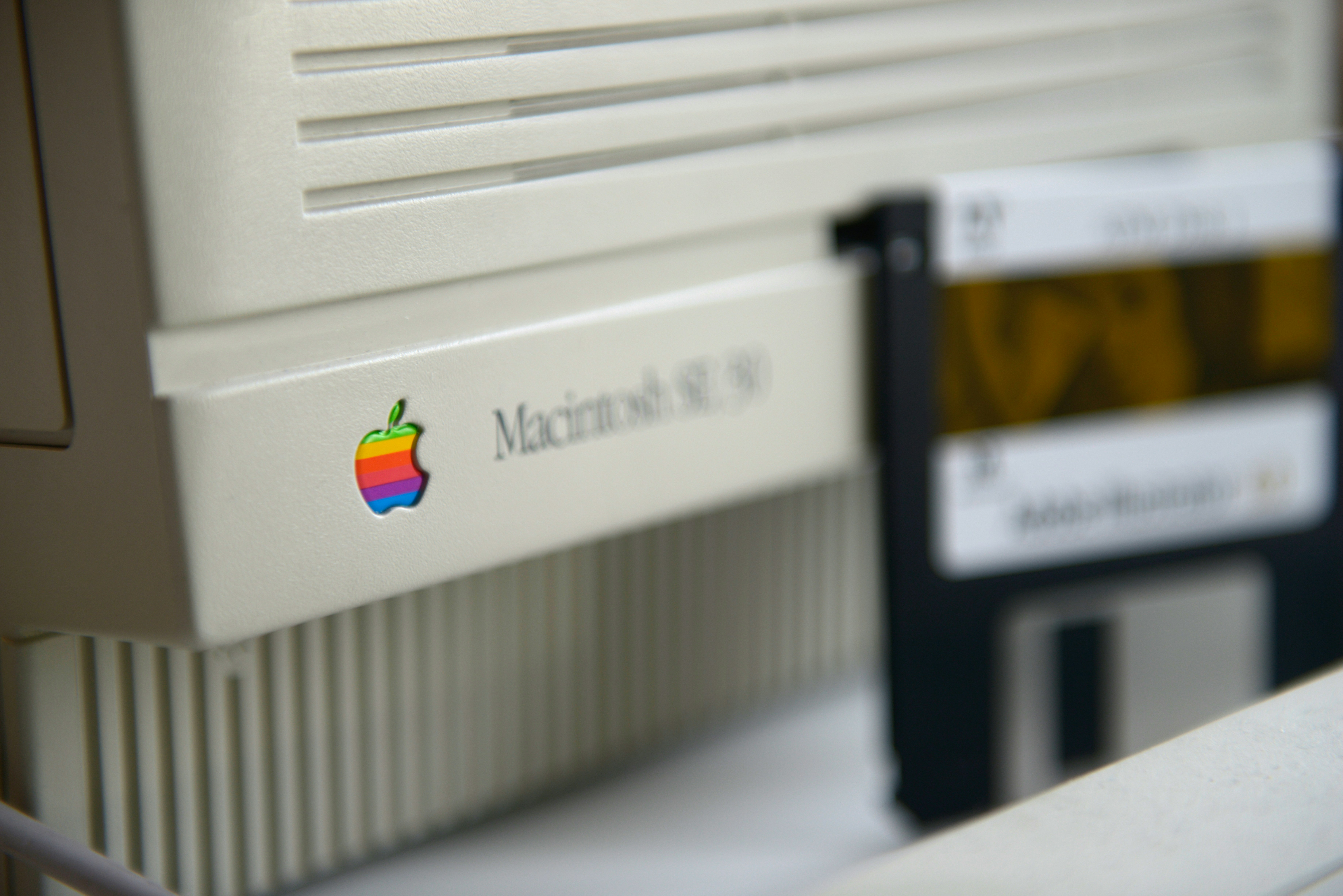 MacArena: Evaluación de agentes GUI en macOS en línea