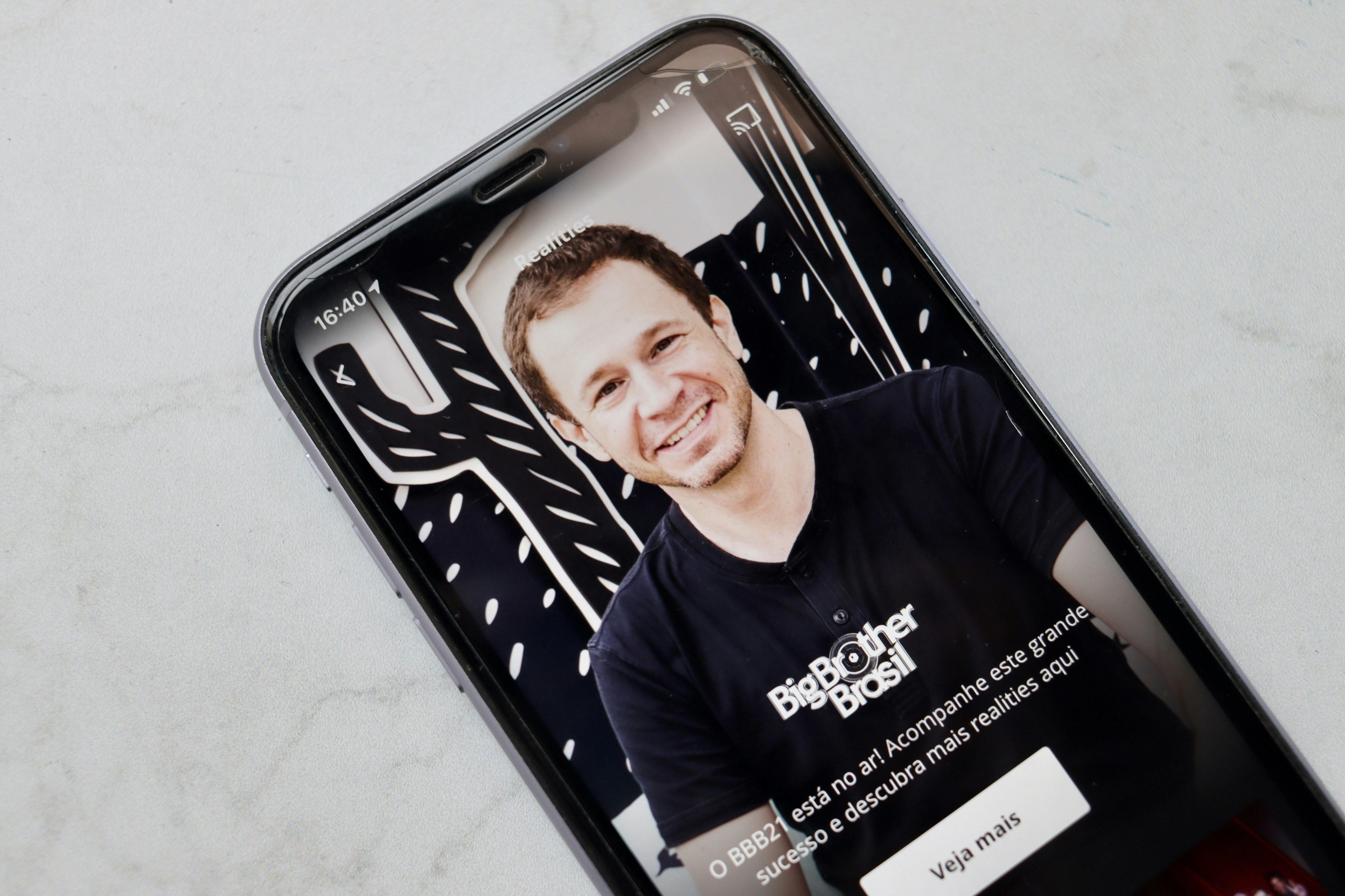 El YouTuber Marques Brownlee cierra aplicación de fondos de pantalla para teléfonos