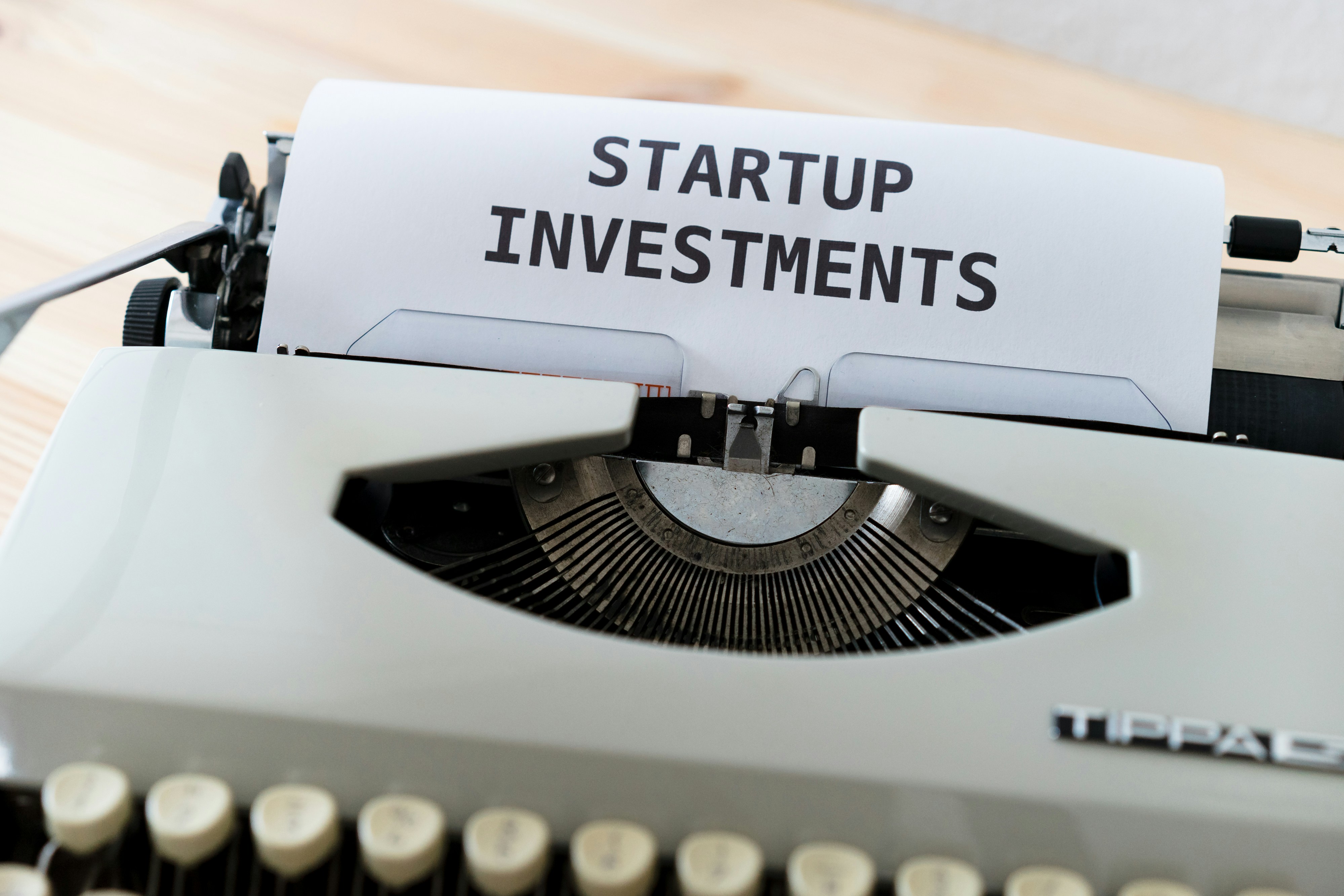 Más allá del inversor aislado: Predicción del éxito de startups mediante agentes colectivos basados en juegos de rol