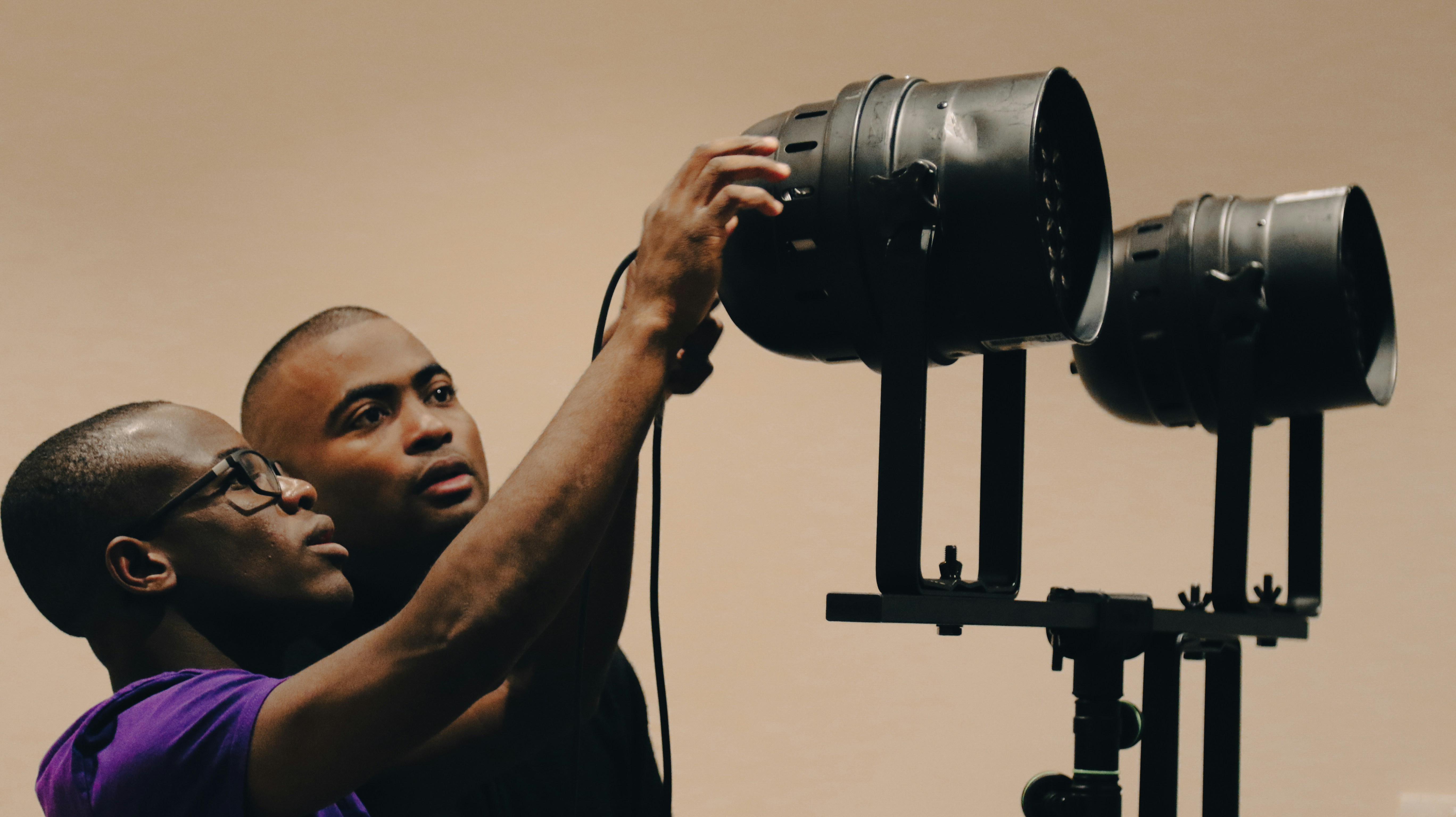 ¿Qué resultados medibles puedo esperar de la creación de videos de capacitación de IA?