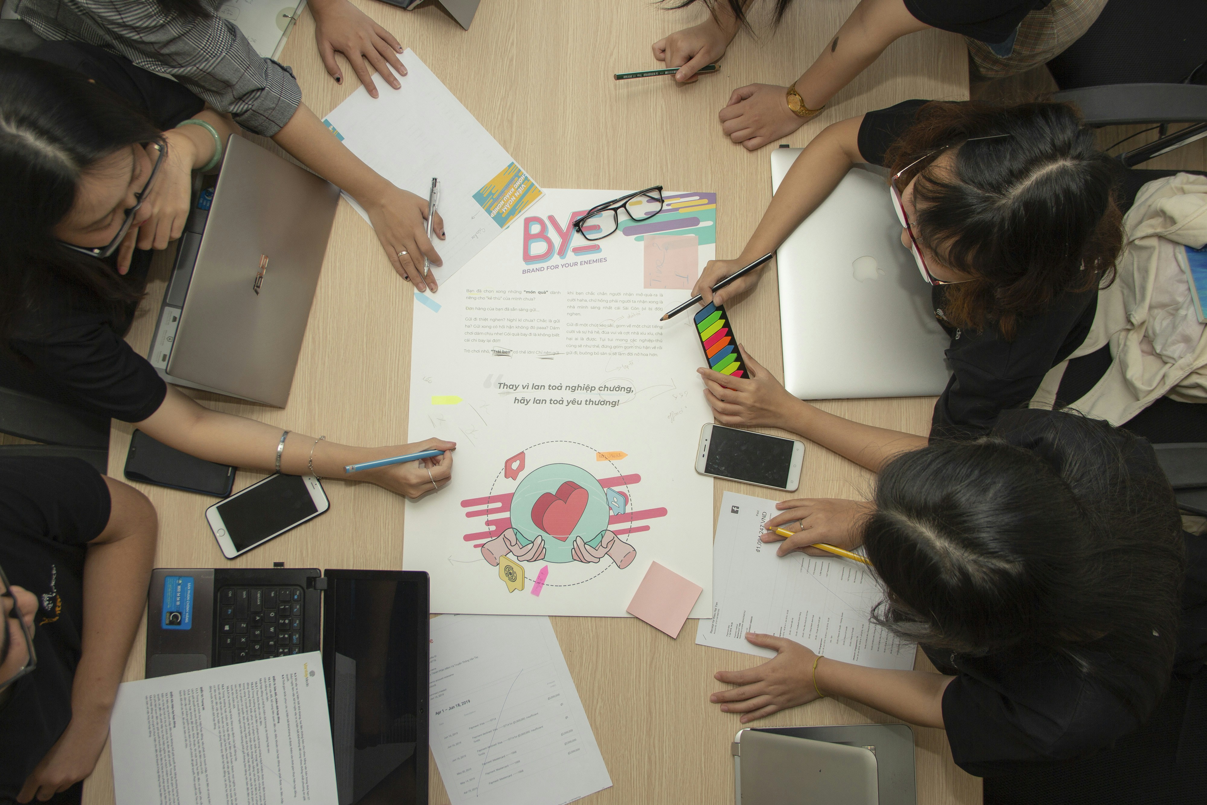 ¿Cómo afecta el desarrollo de la presencia digital corporativa a la colaboración en equipo?