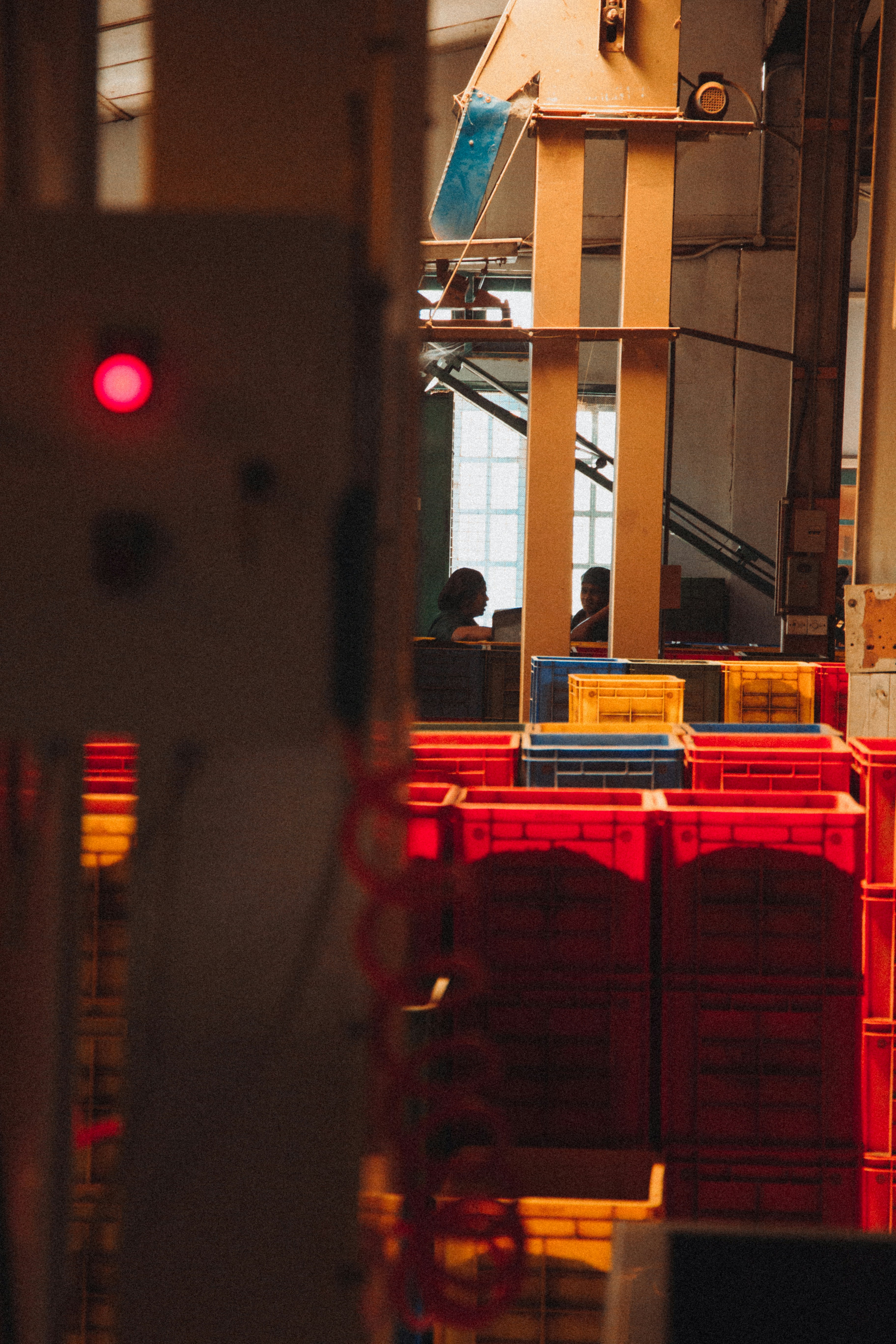 ¿Cómo apoya la automatización del control de inventario basado en la ubicación la sostenibilidad y eficiencia?