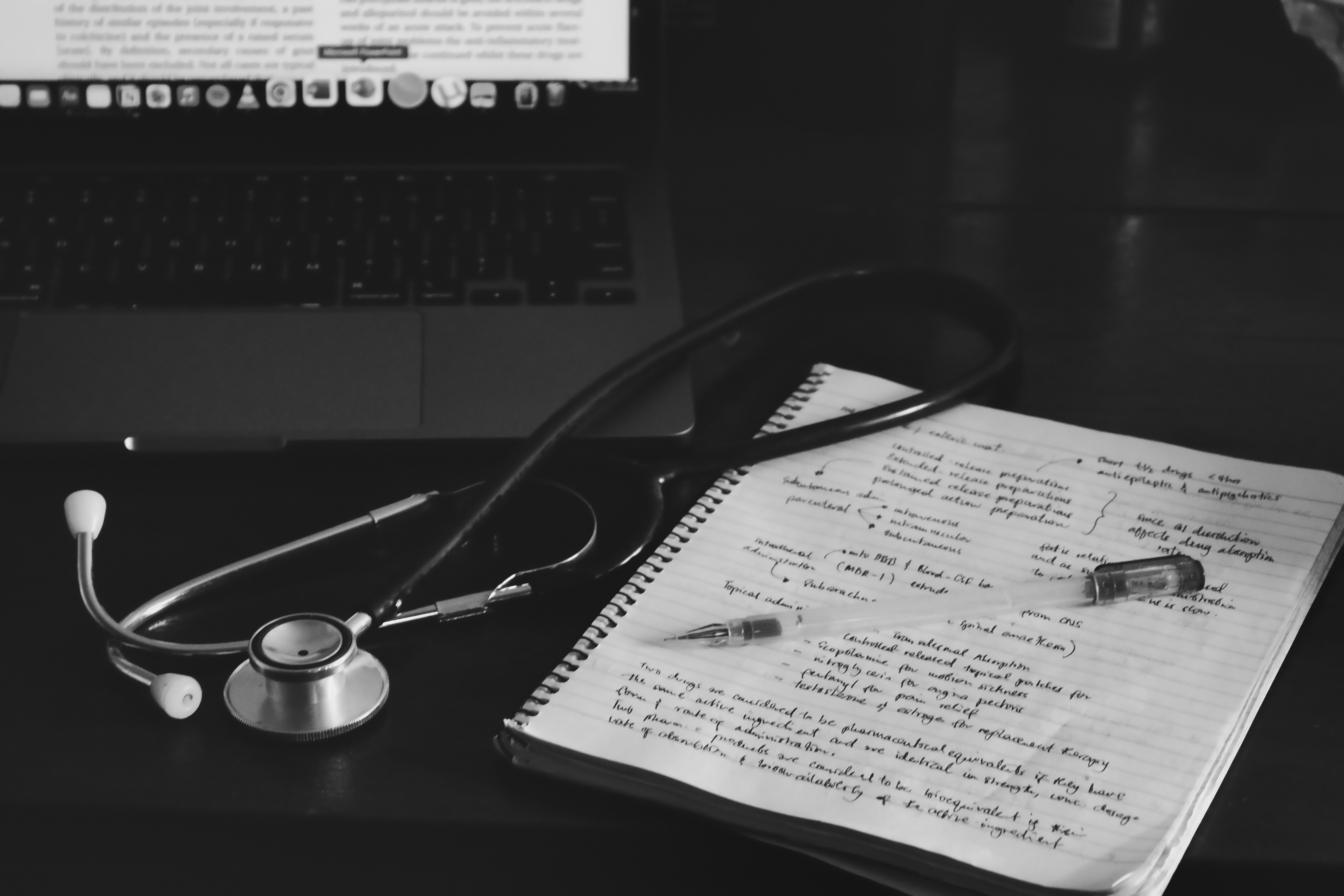 MedGym: un benchmark continuo para tratamiento médico con RL