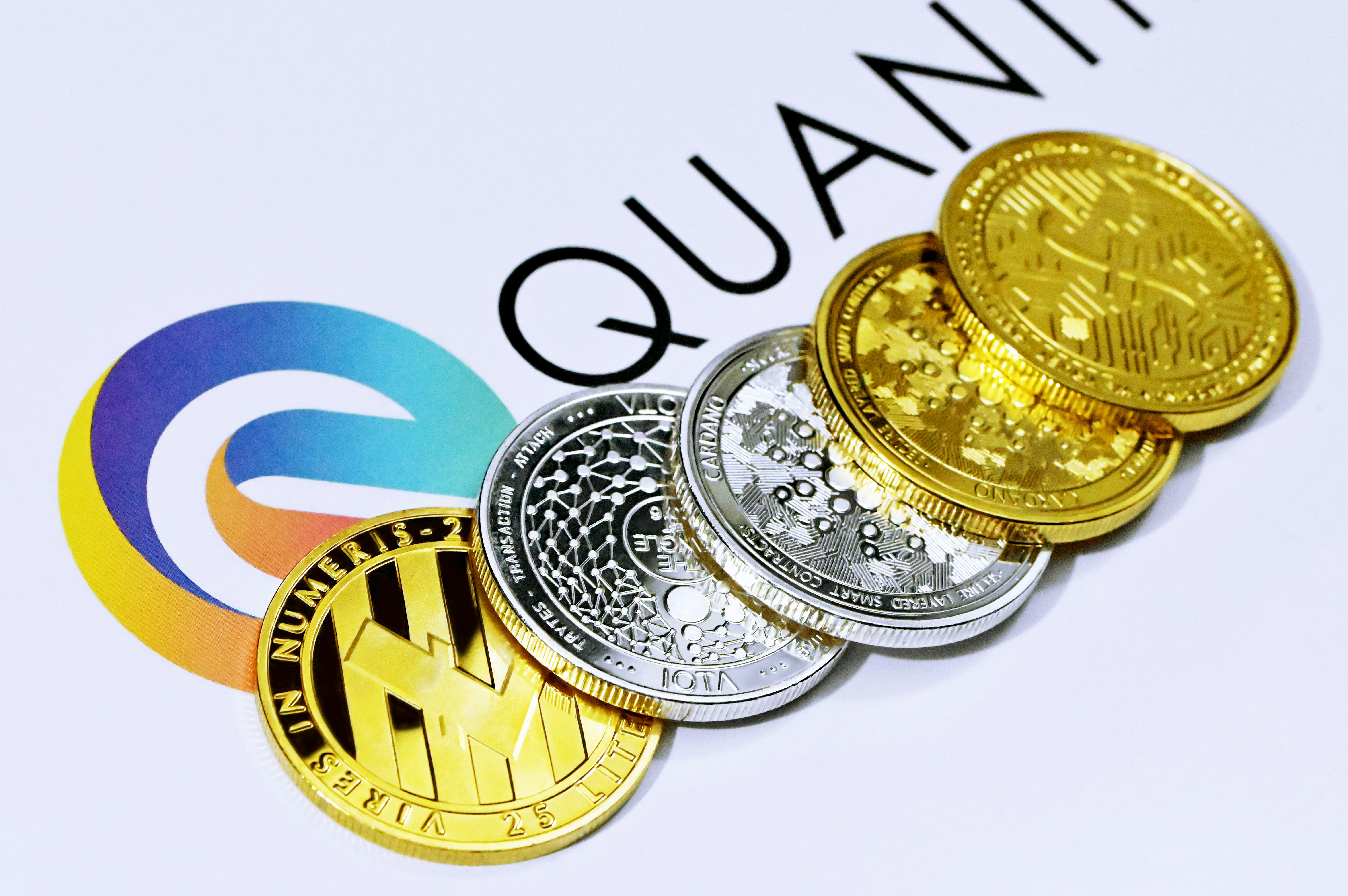 Re-alimentación vs reproducción: ruido en crédito contrafactual de tokens
