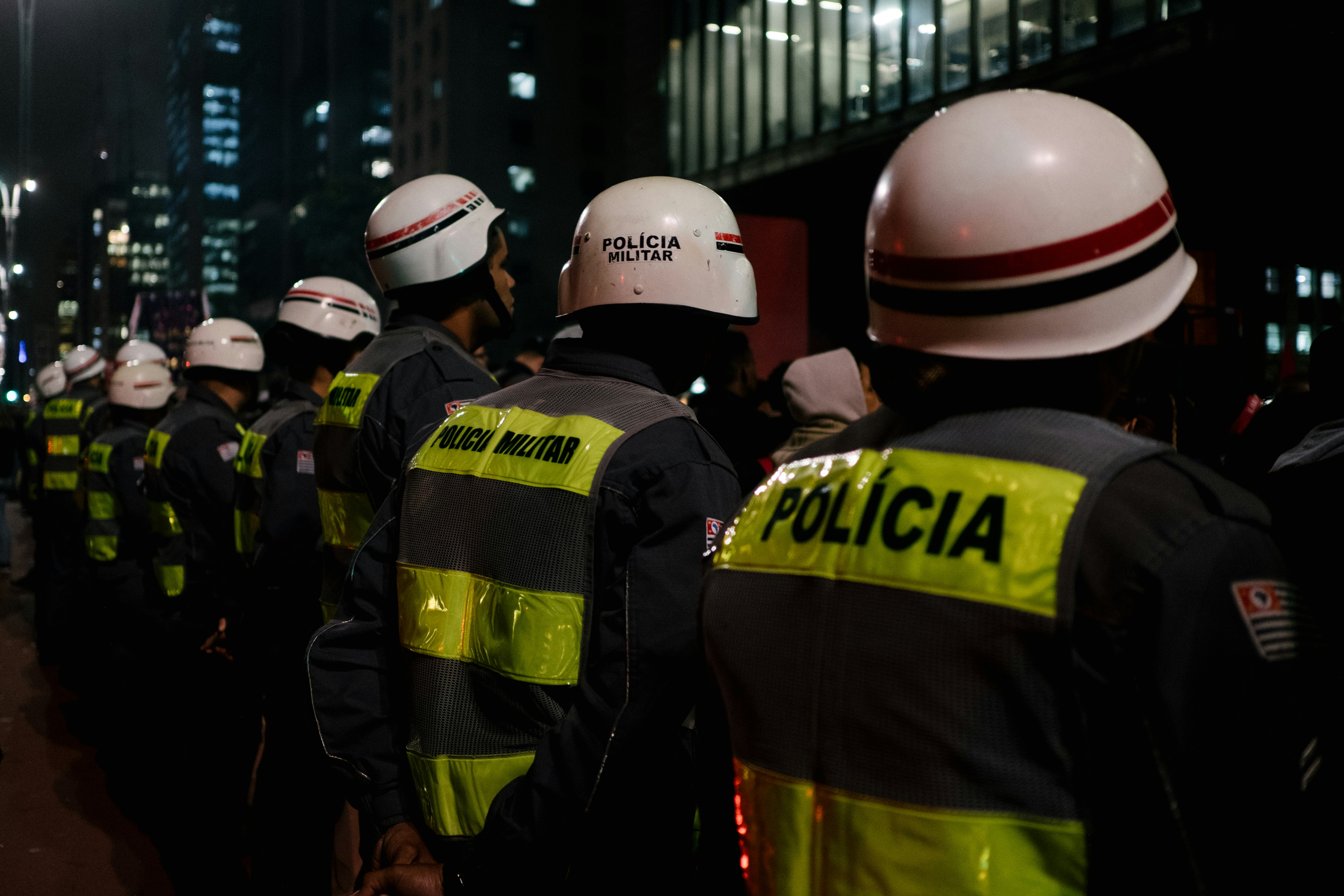 Mejora del Juicio de Seguridad del Agente: Reescritura Controlada de Puntos de Referencia y Razonamiento Analógico para Escenarios Engañosos Fuera de Distribución