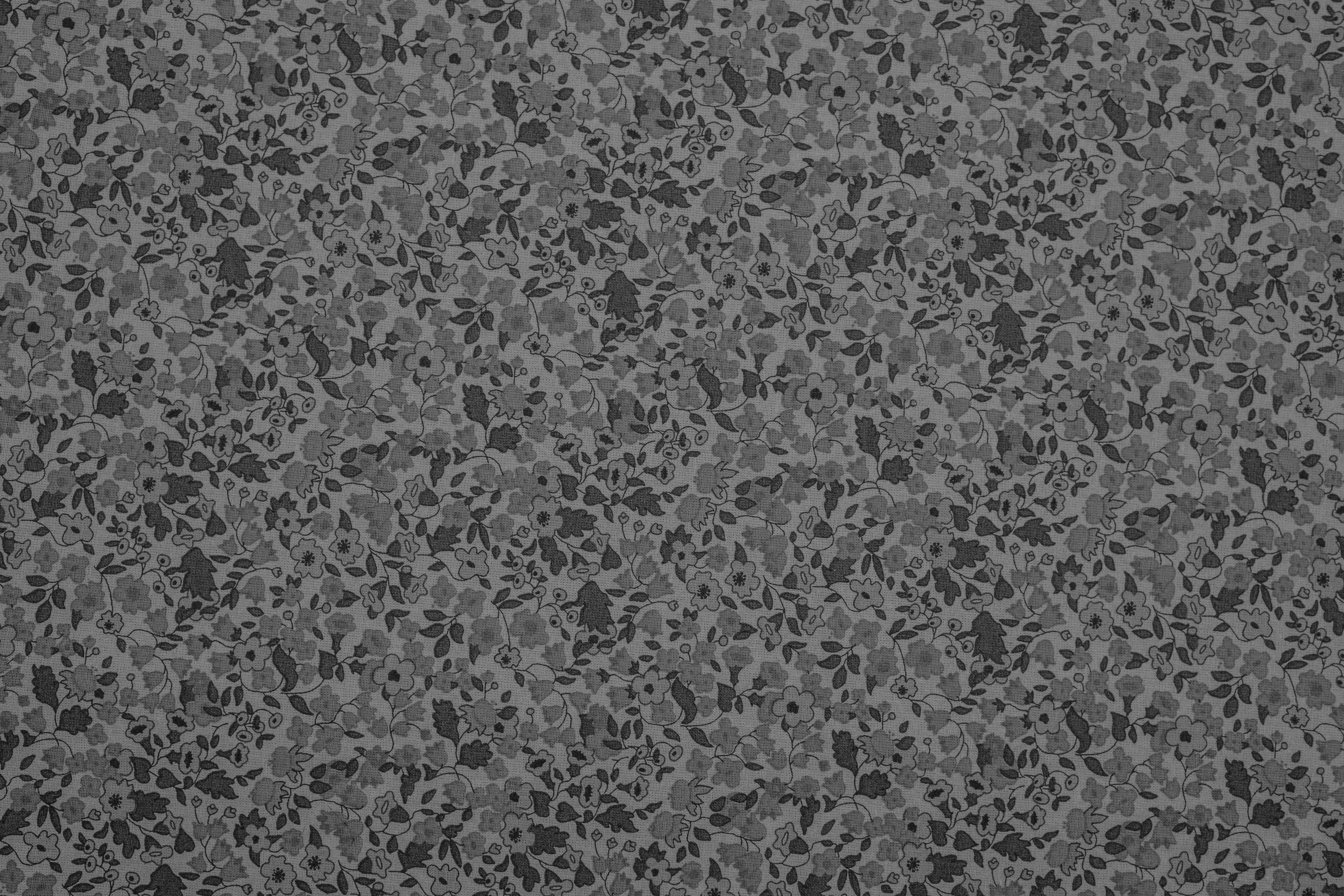 Rendimiento mejorado de la capa de inyección de huecos mediante nanocompuestos orgánicos apilados y ajuste dinámico del campo eléctrico