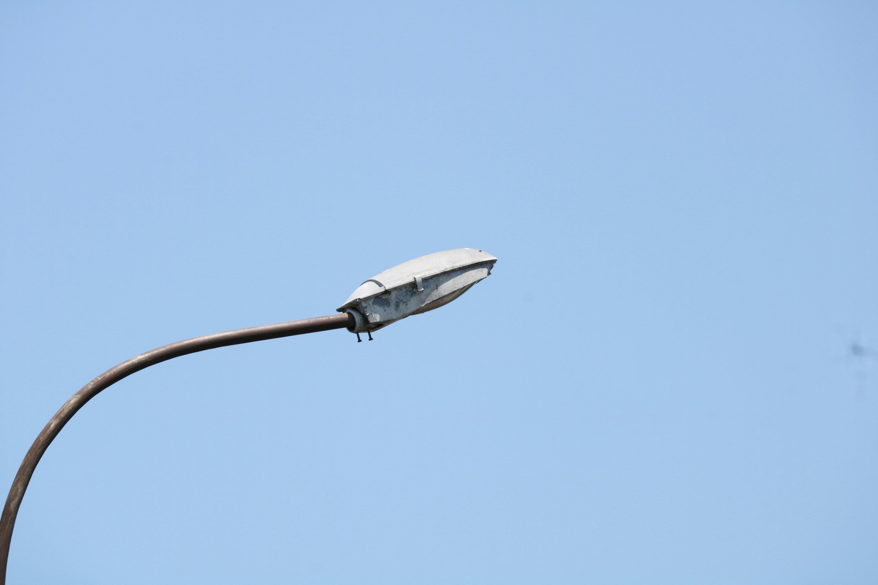 Rendimiento dieléctrico mejorado de cables de alimentación de alta tensión de aeronaves mediante optimización de la reticulación de nanocompuestos