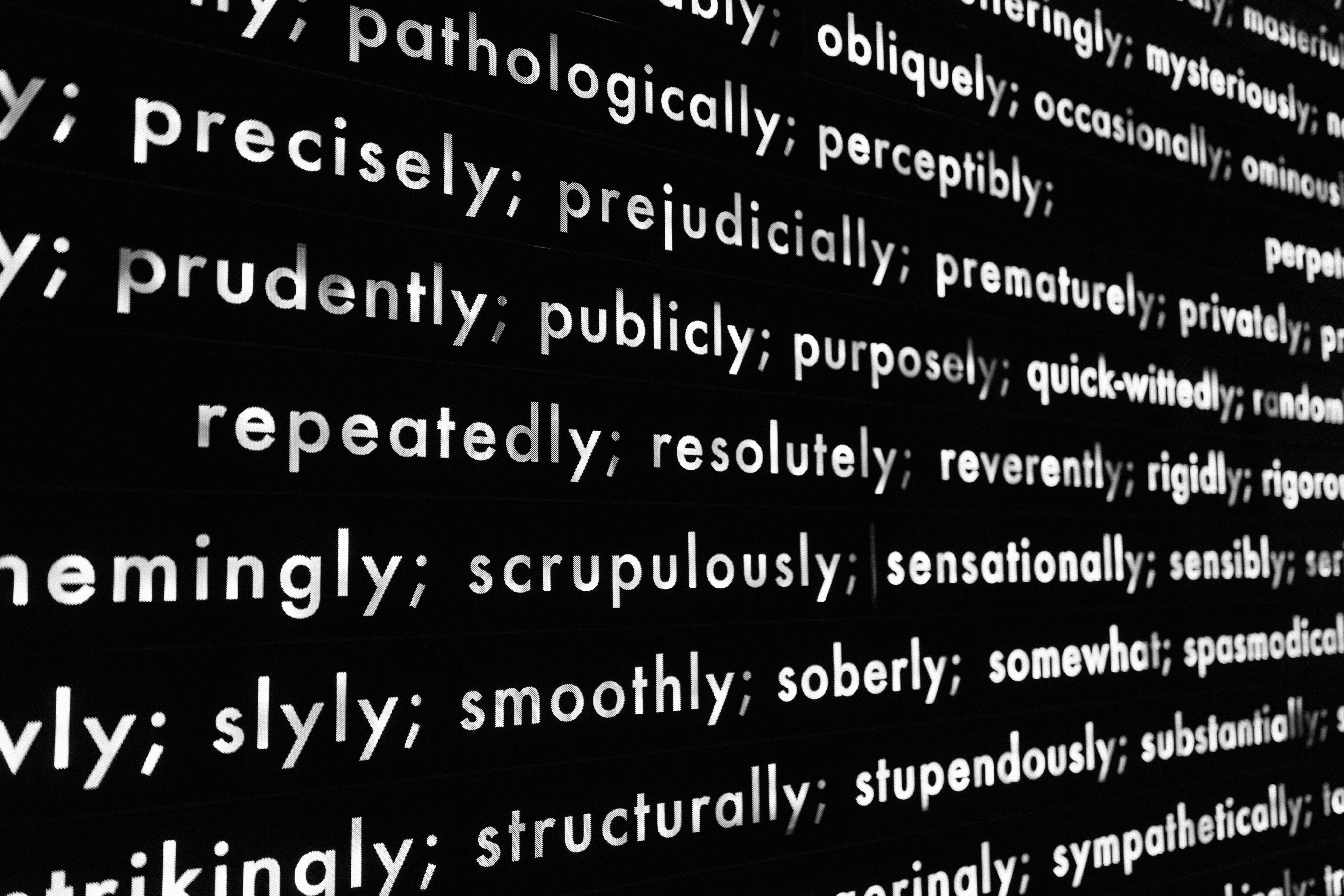 Modelos de lenguaje conscientes de la estructura del programa: Pruebas de software dirigidas más allá de la semántica textual