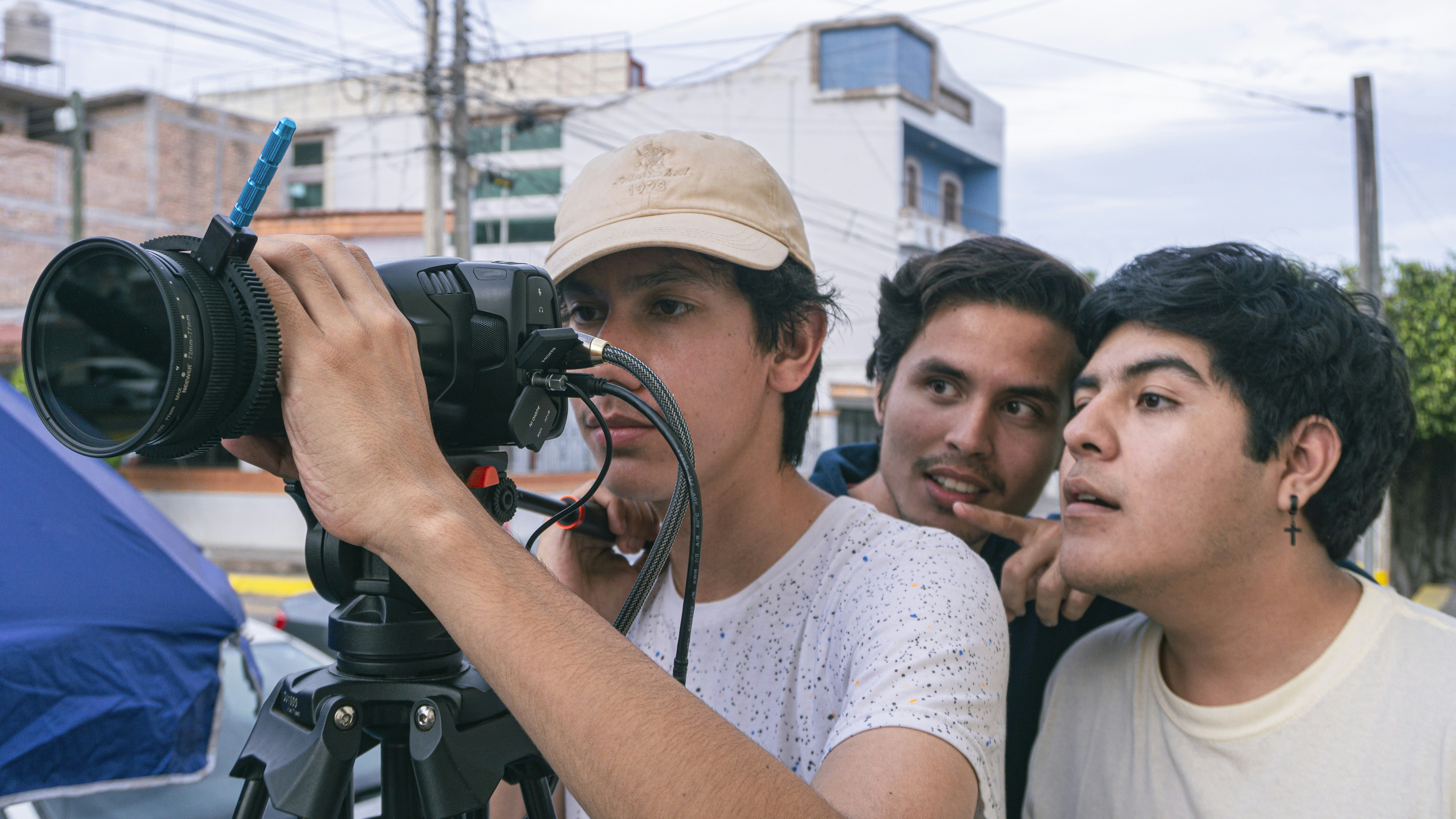Selección adaptativa codiciosa de fotogramas para la comprensión de videos largos