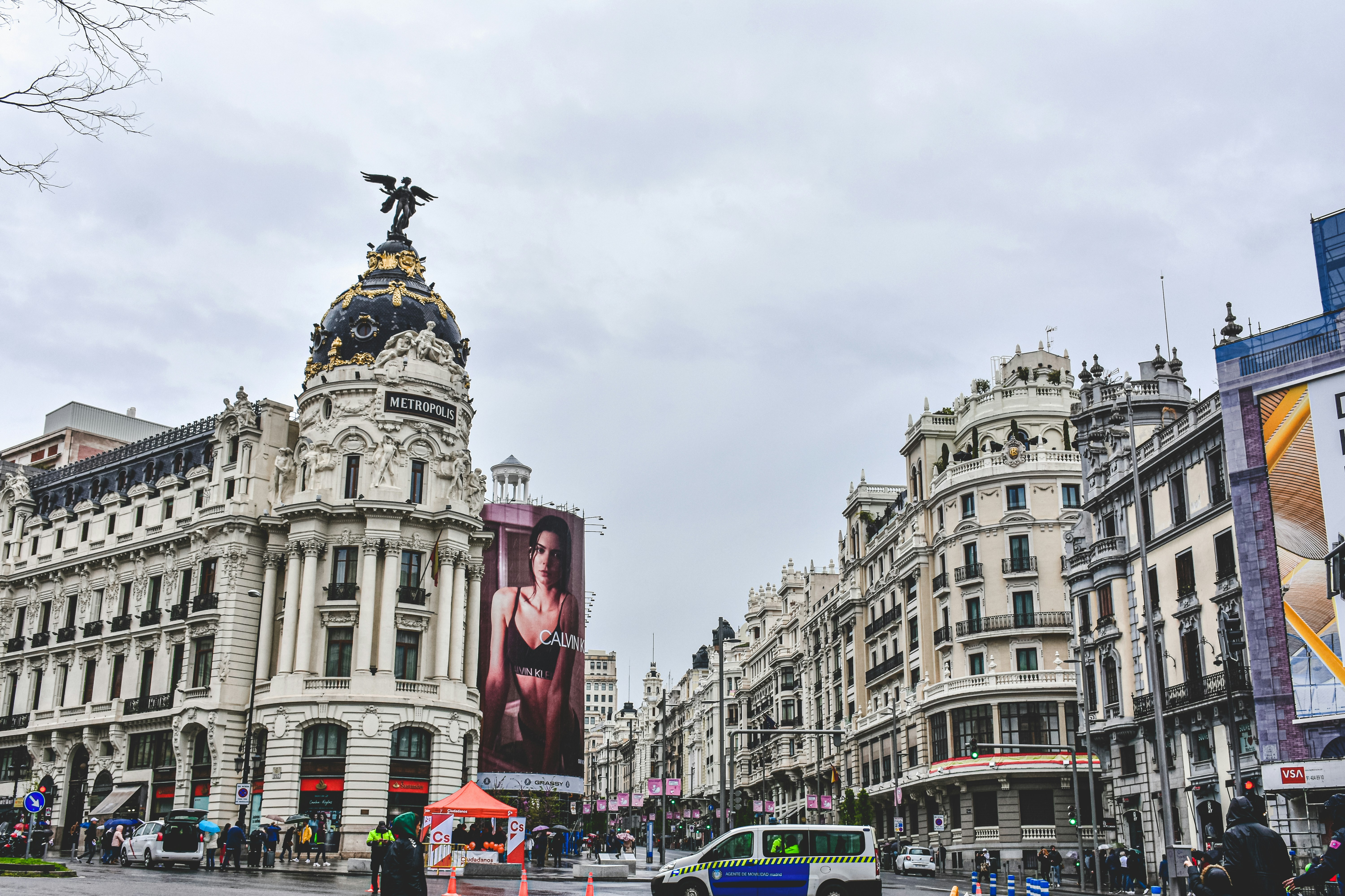 ¿Cómo mejora la eficiencia en las empresas de entretenimiento en Madrid un CRM personalizado?