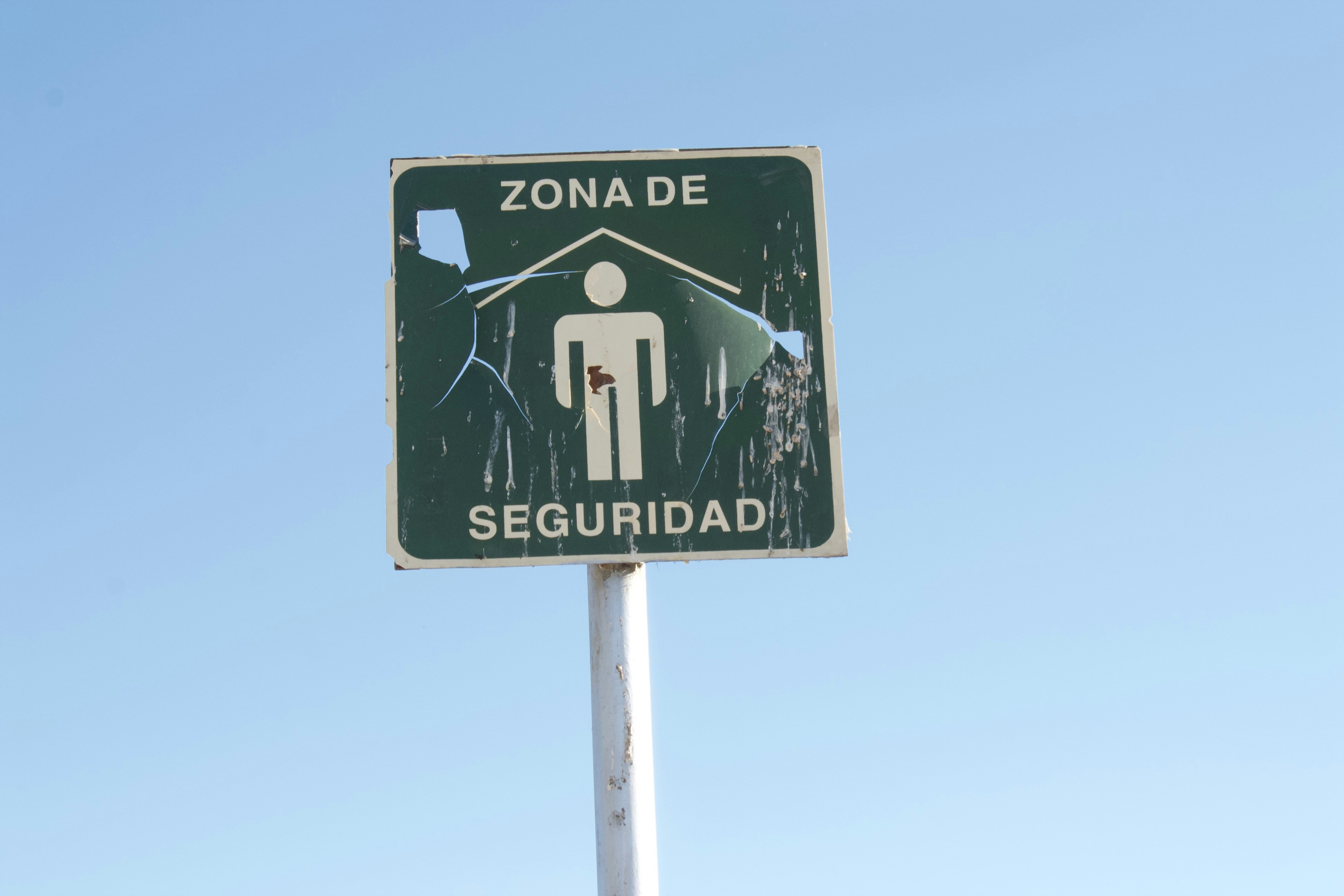 IA en el Borde para la Seguridad de Usuarios Vulnerables de la Vía en Automoción: Detección Desplegable mediante Destilación de Conocimiento