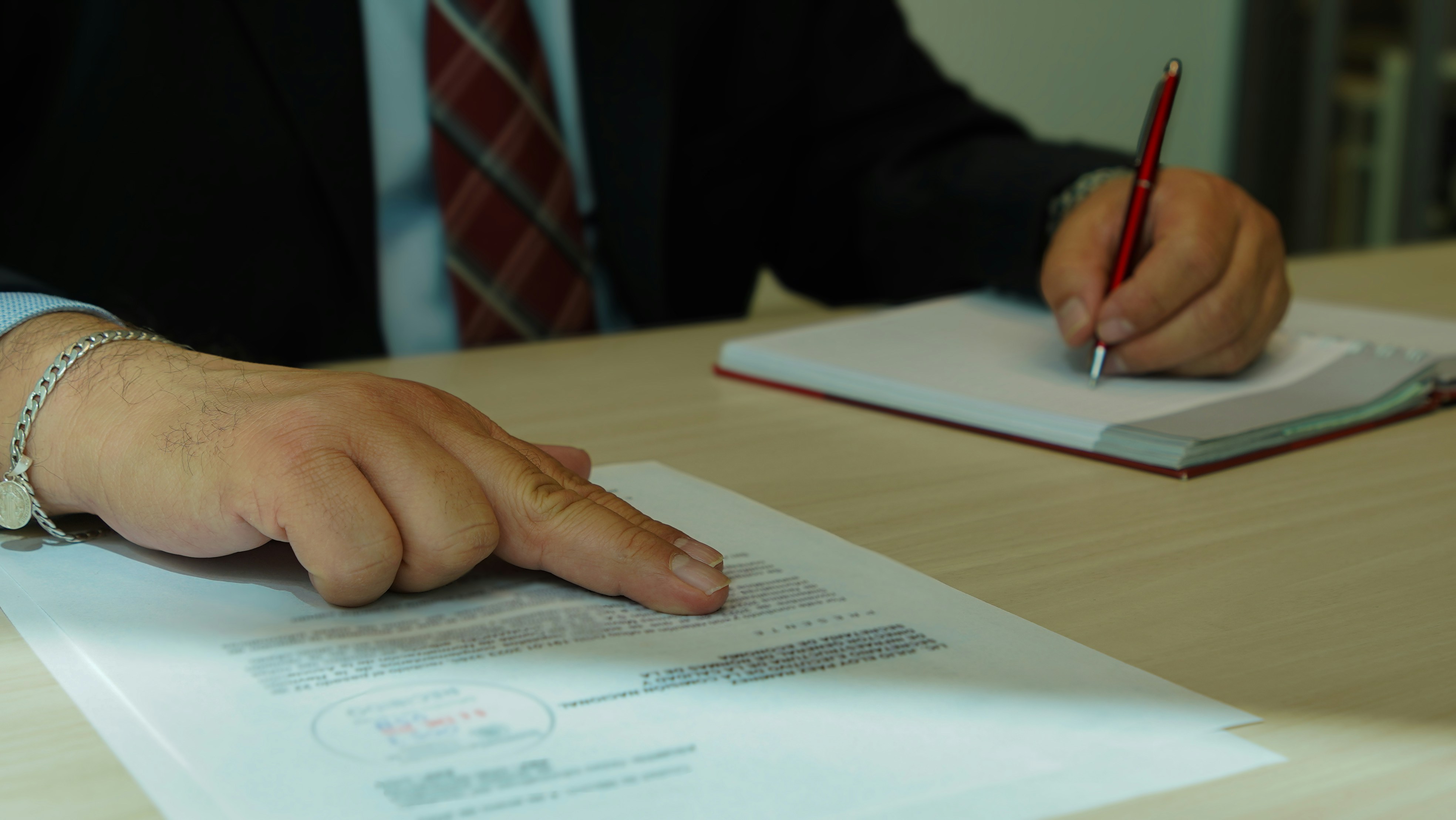 Mejora de la generación de documentos de sentencia mediante recopilación de información legal con agentes y optimización guiada por rúbrica