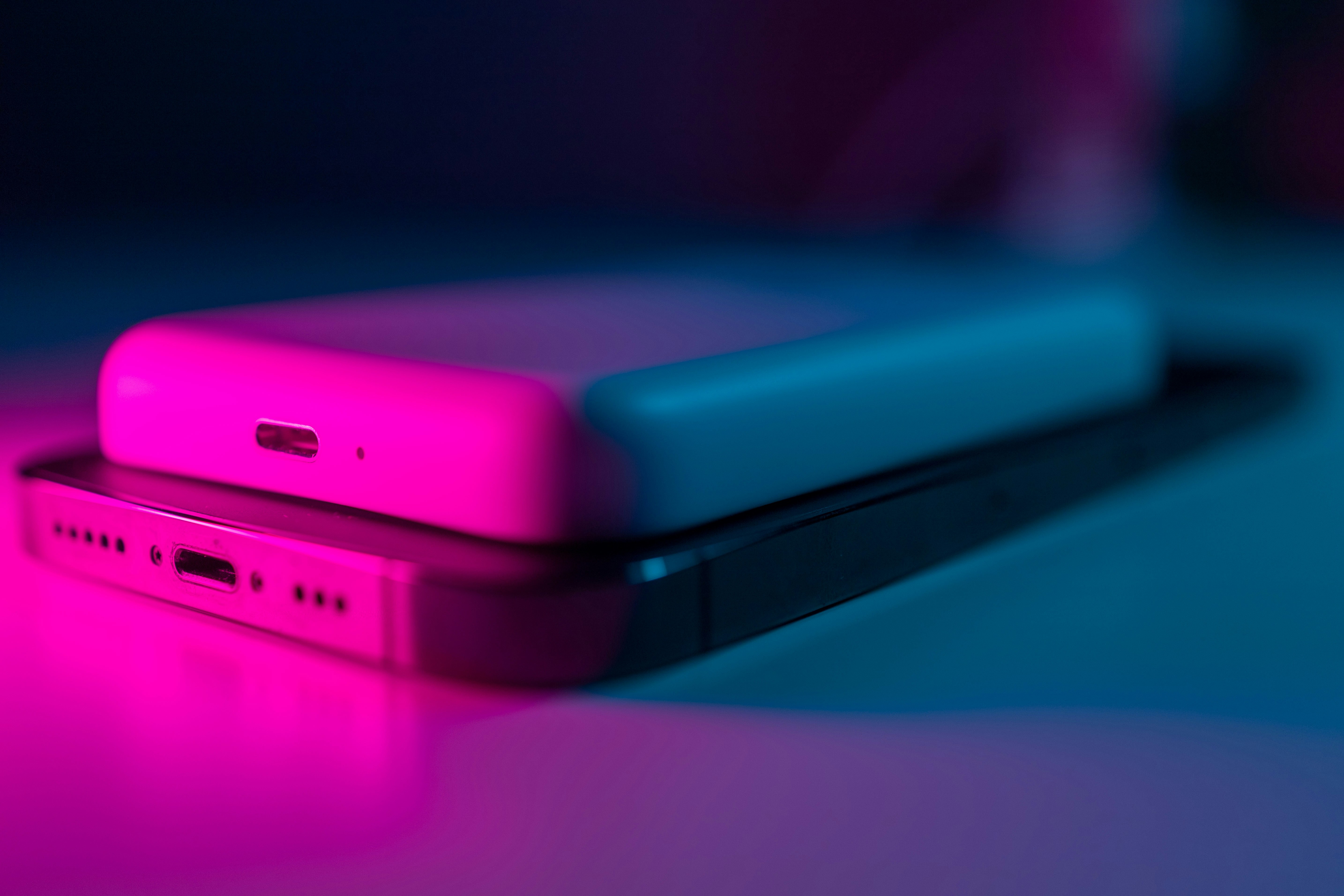 Las mejores baterías Qi2 para iPhone y Pixel
