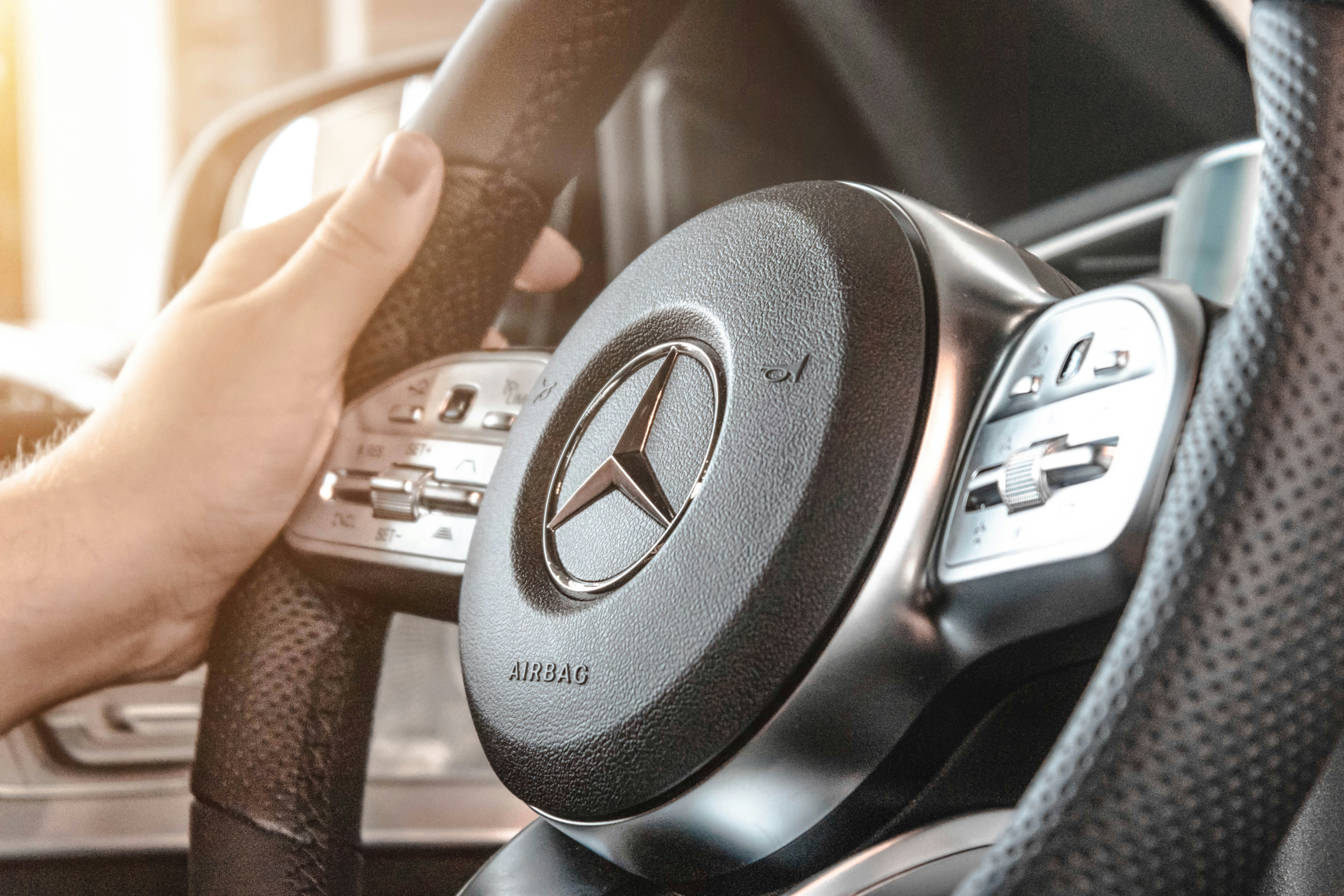 Mercedes está llevando un control de voz más rápido y privado a los autos estadounidenses