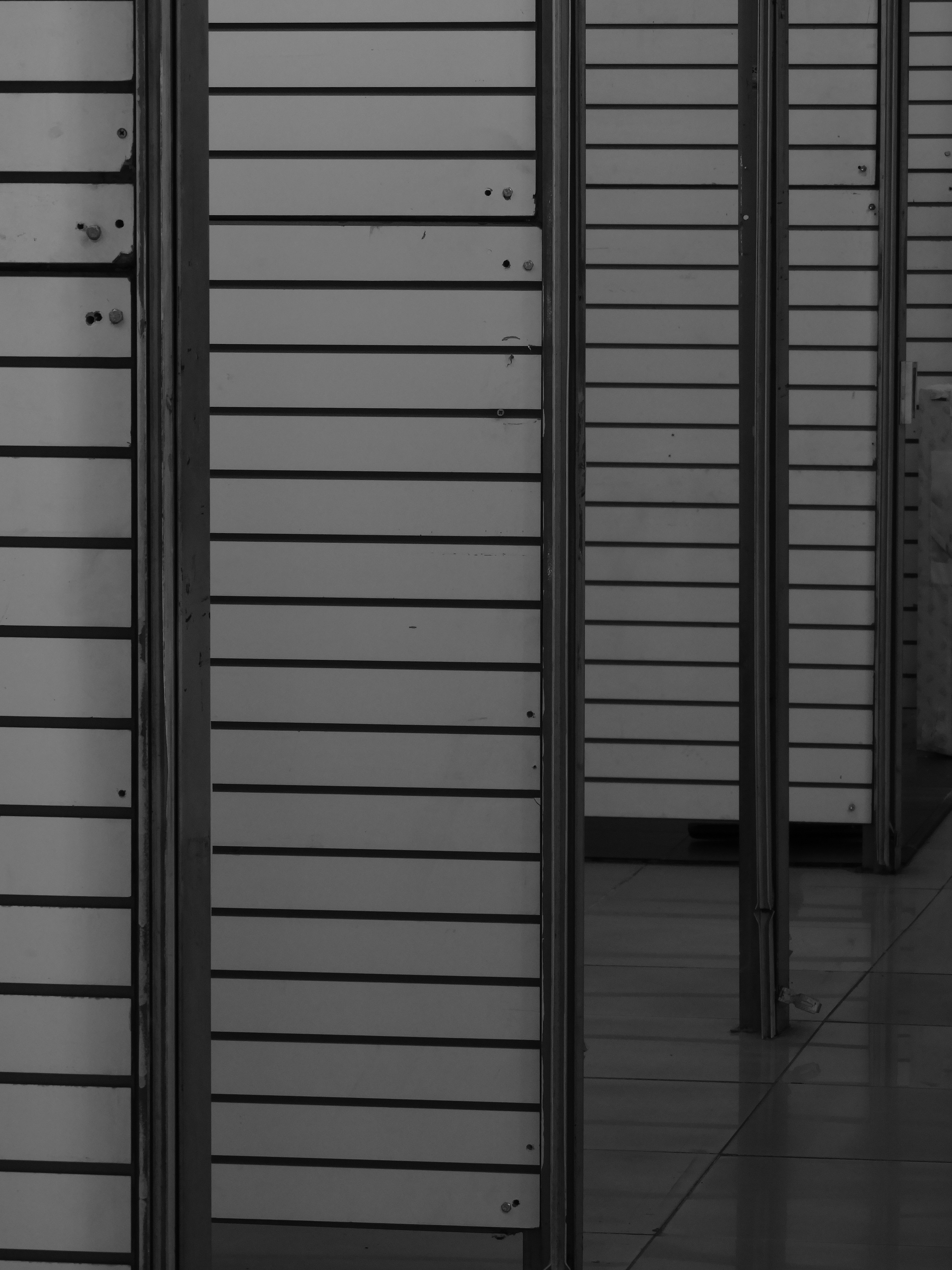 Identificación de Grafos con Puertas Traseras en el Entrenamiento de Redes Neuronales de Grafos: Un Enfoque Basado en Explicaciones con Métricas Novedosas