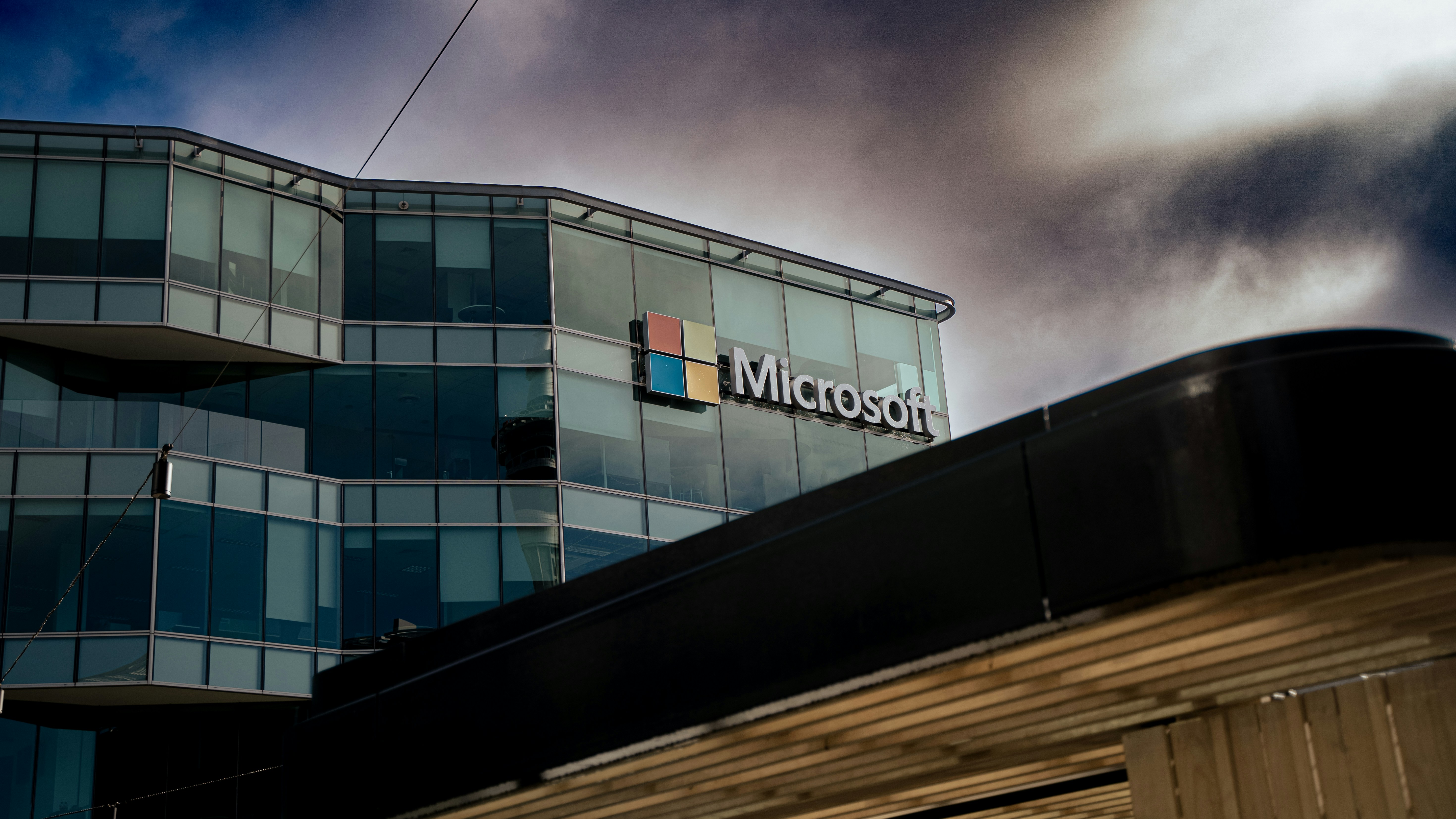 Microsoft acusado de intentar manipular los precios de la IA a través de su inversión en OpenAI