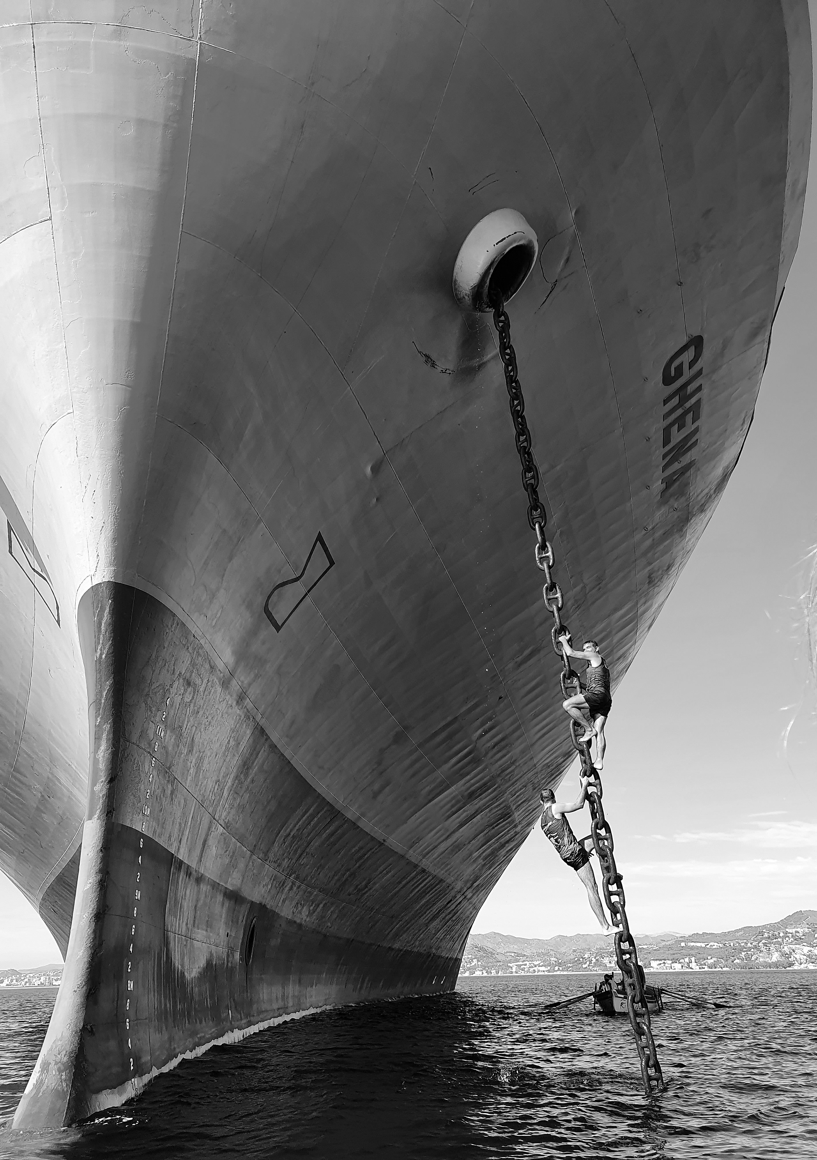 Cadena de Riesgo: Fallos de Seguridad en Modelos Grandes de Razonamiento y Mitigación mediante Dirección Adaptativa Multiprincipio