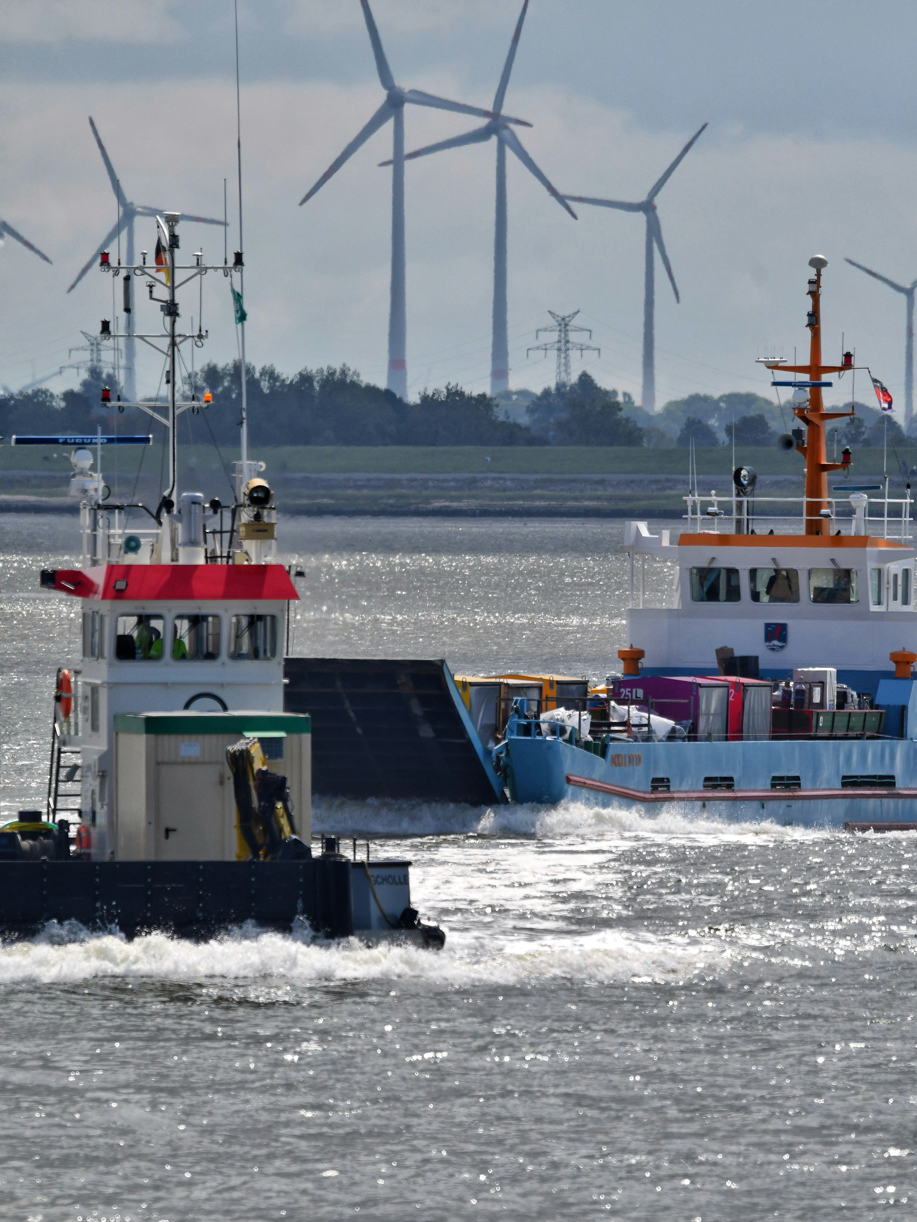 Modelado de estela dinámica multiescala de turbinas eólicas marinas flotantes mediante operadores neuronales de Fourier y redes neuronales informadas por la física.