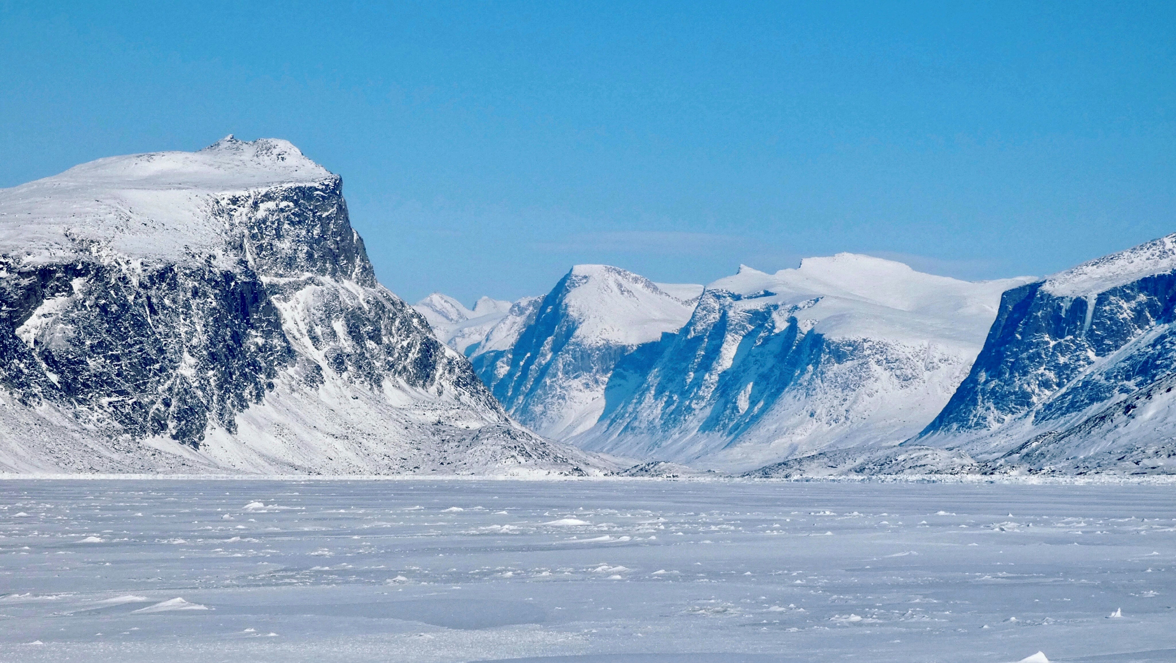 Modelado Inverso Codificado con Física para Predicción de Nieve Ártica