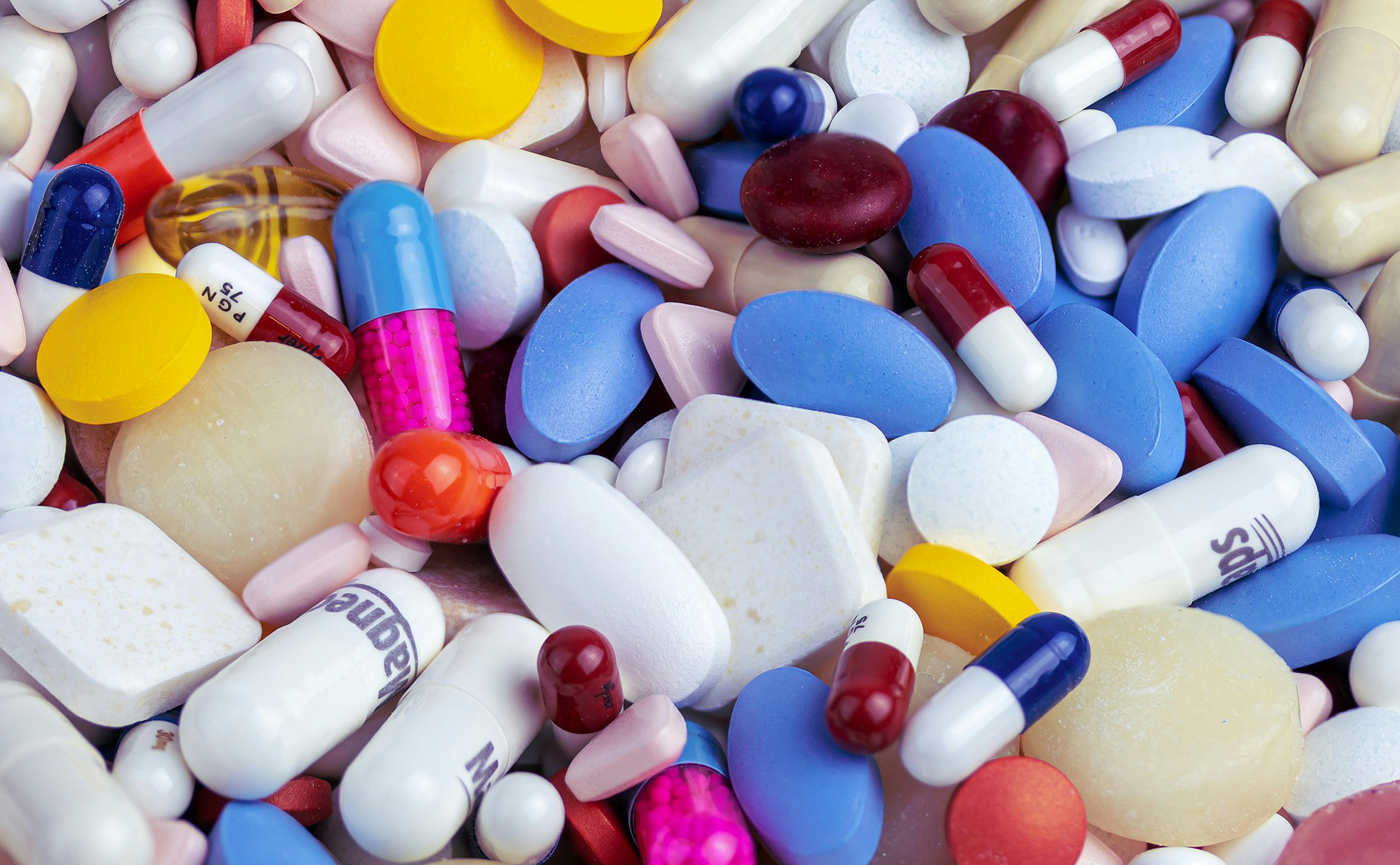 Modelado de la racionalidad limitada en farmacéuticos ante la escasez de medicamentos mediante descomposición dinámica guiada por atención