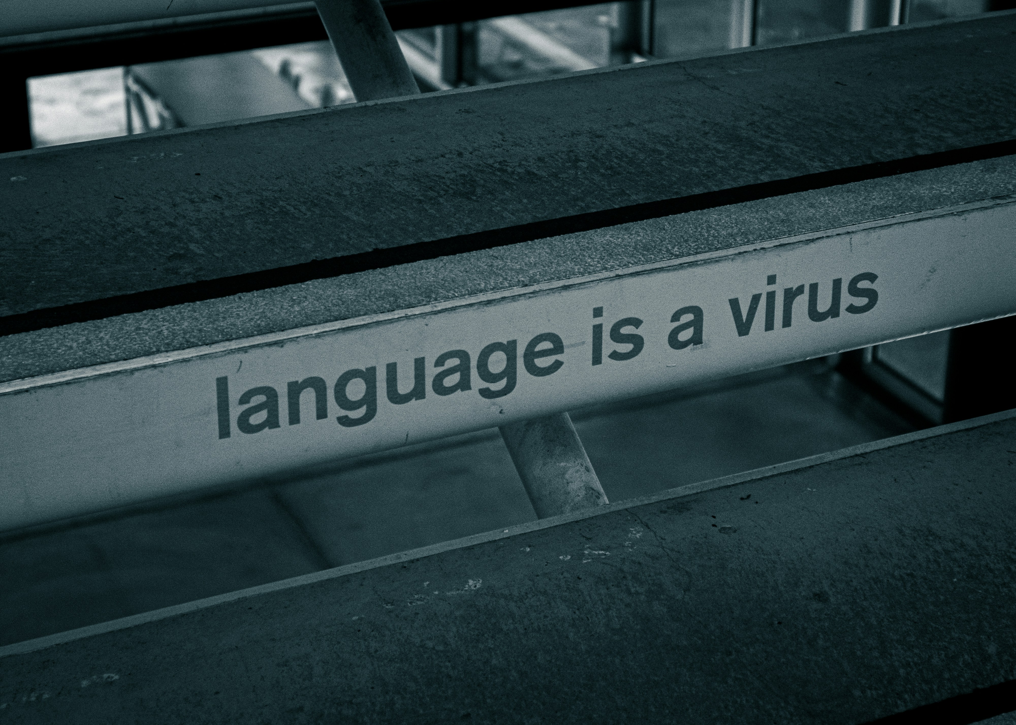 ¿Está disponible en múltiples idiomas la modernización de un mainframe COBOL a una aplicación web?