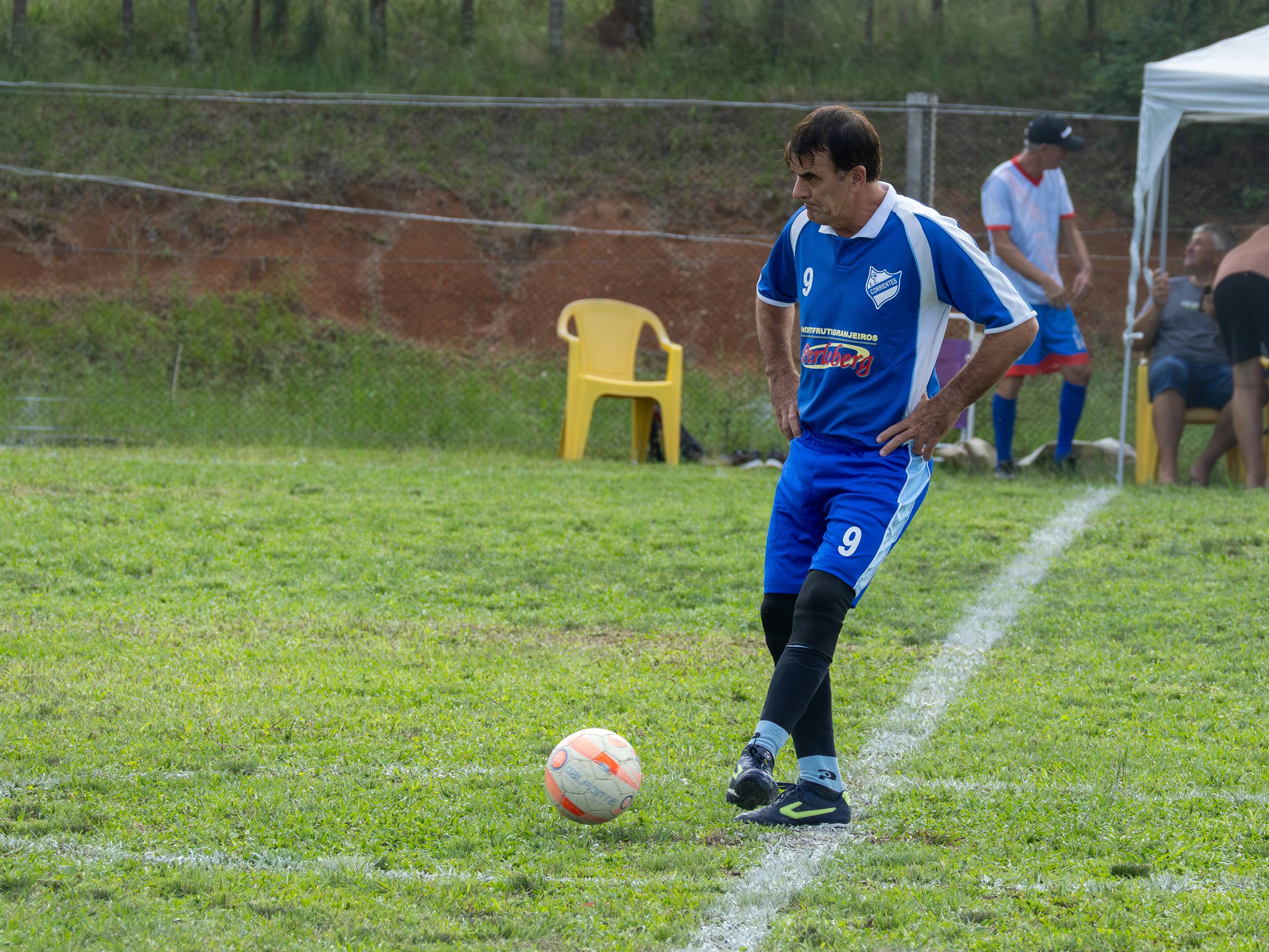Muestreo generativo sin entrenamiento mediante suavizado de puntuaciones ajustadas por momentos