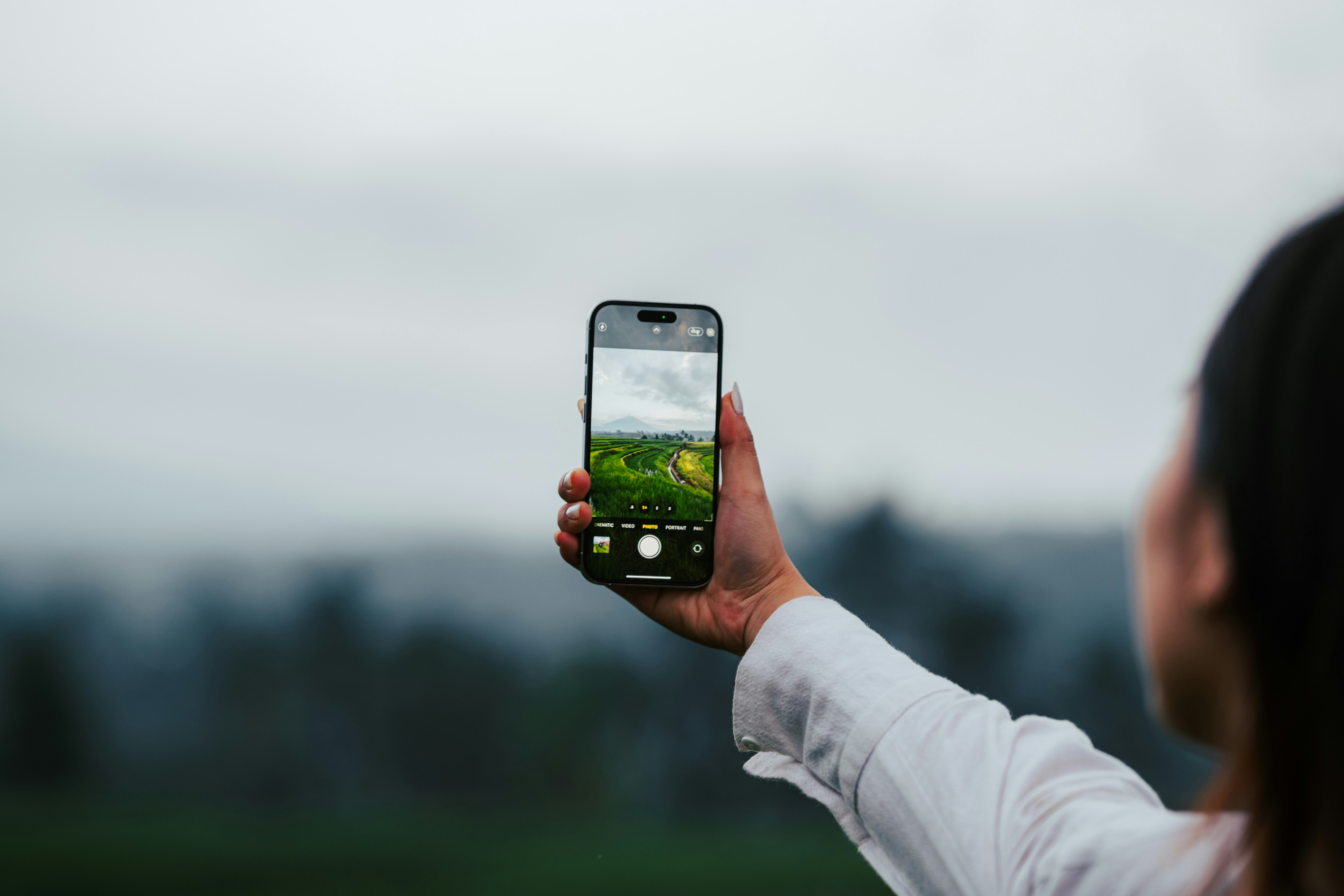 ¿Cómo puedo solicitar una consulta o propuesta para una aplicación móvil?