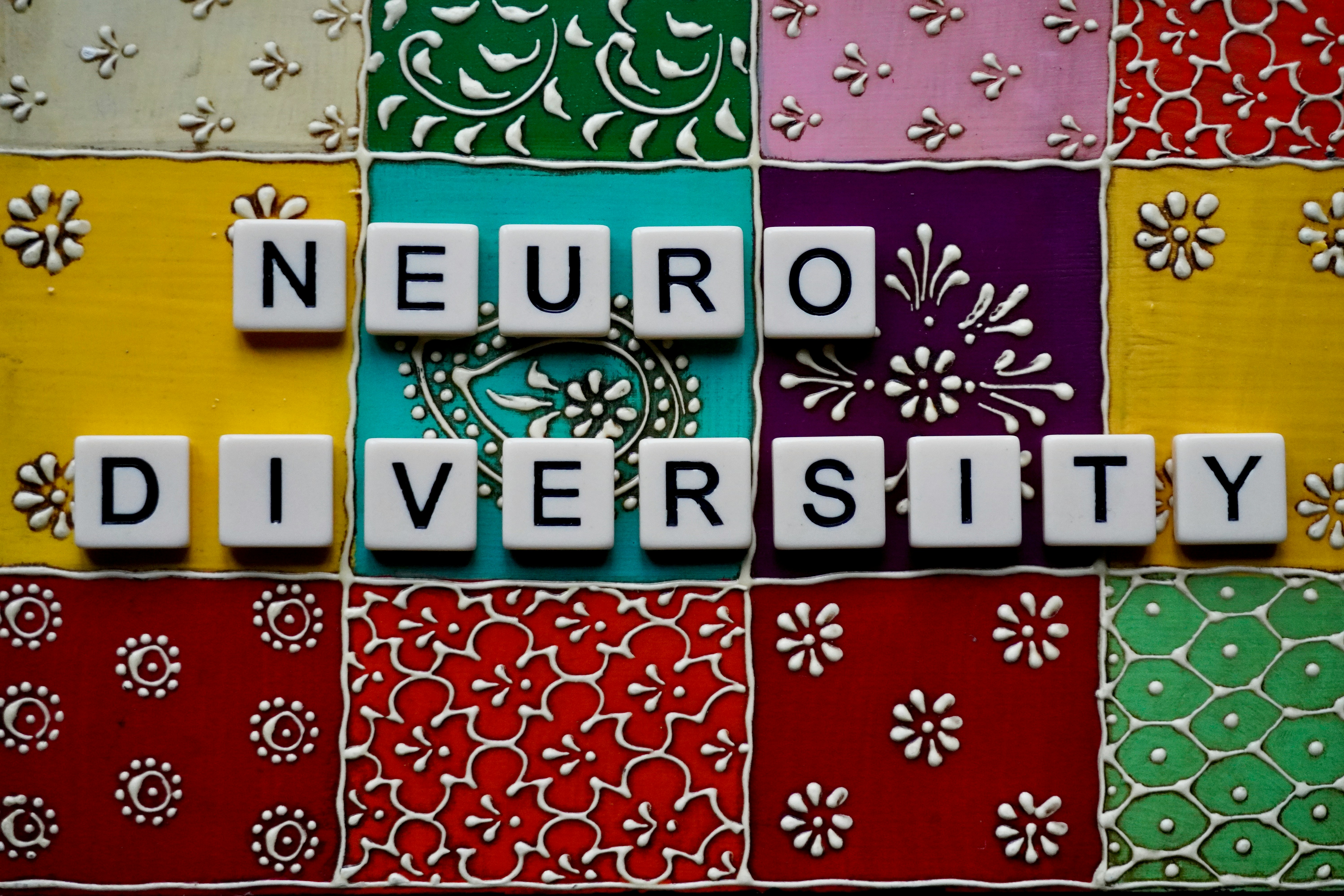 Análisis inspirados en la neurociencia del interés visual en transformadores multimodales