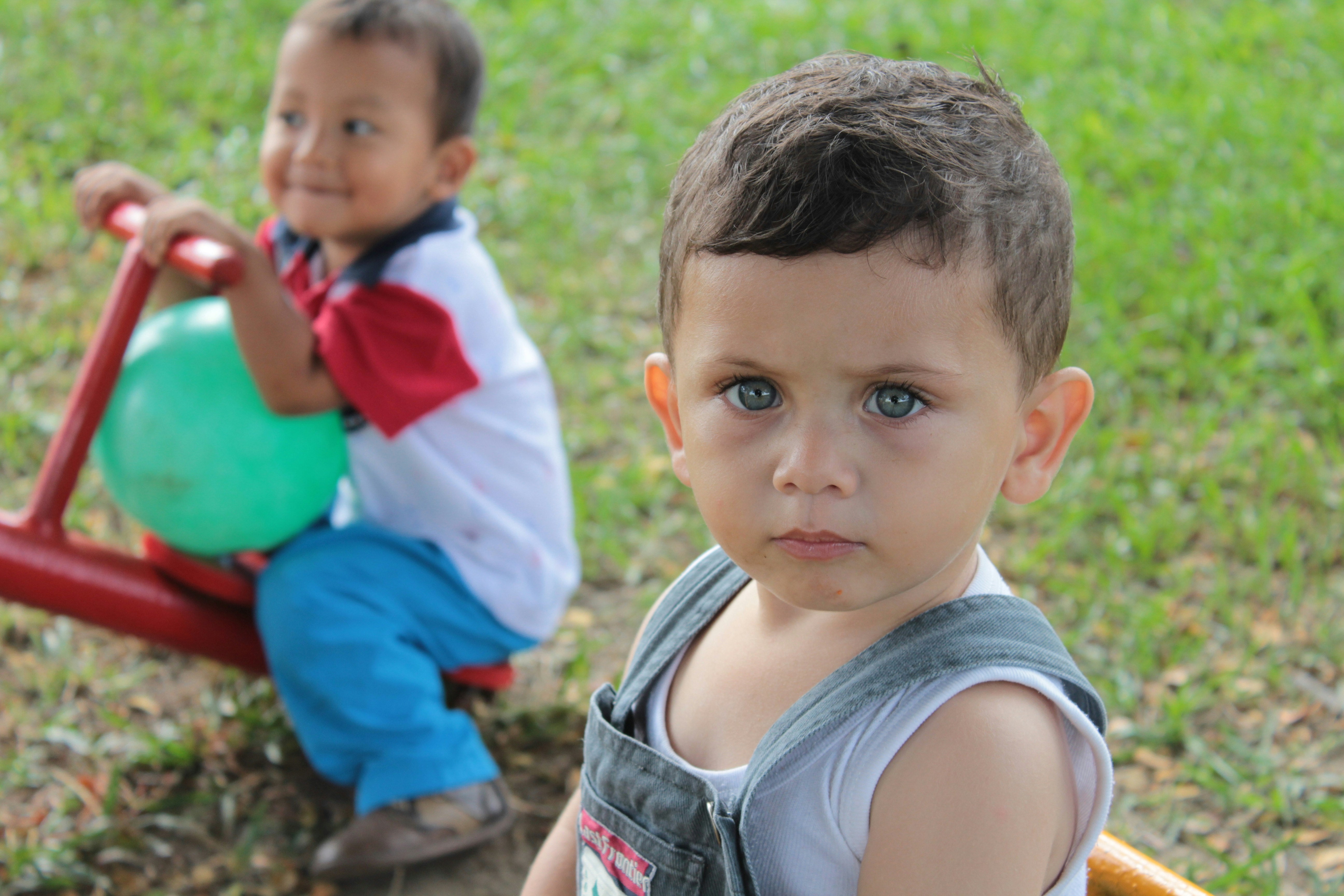 Los niños dicen que pueden superar los controles de edad dibujándose un bigote falso.