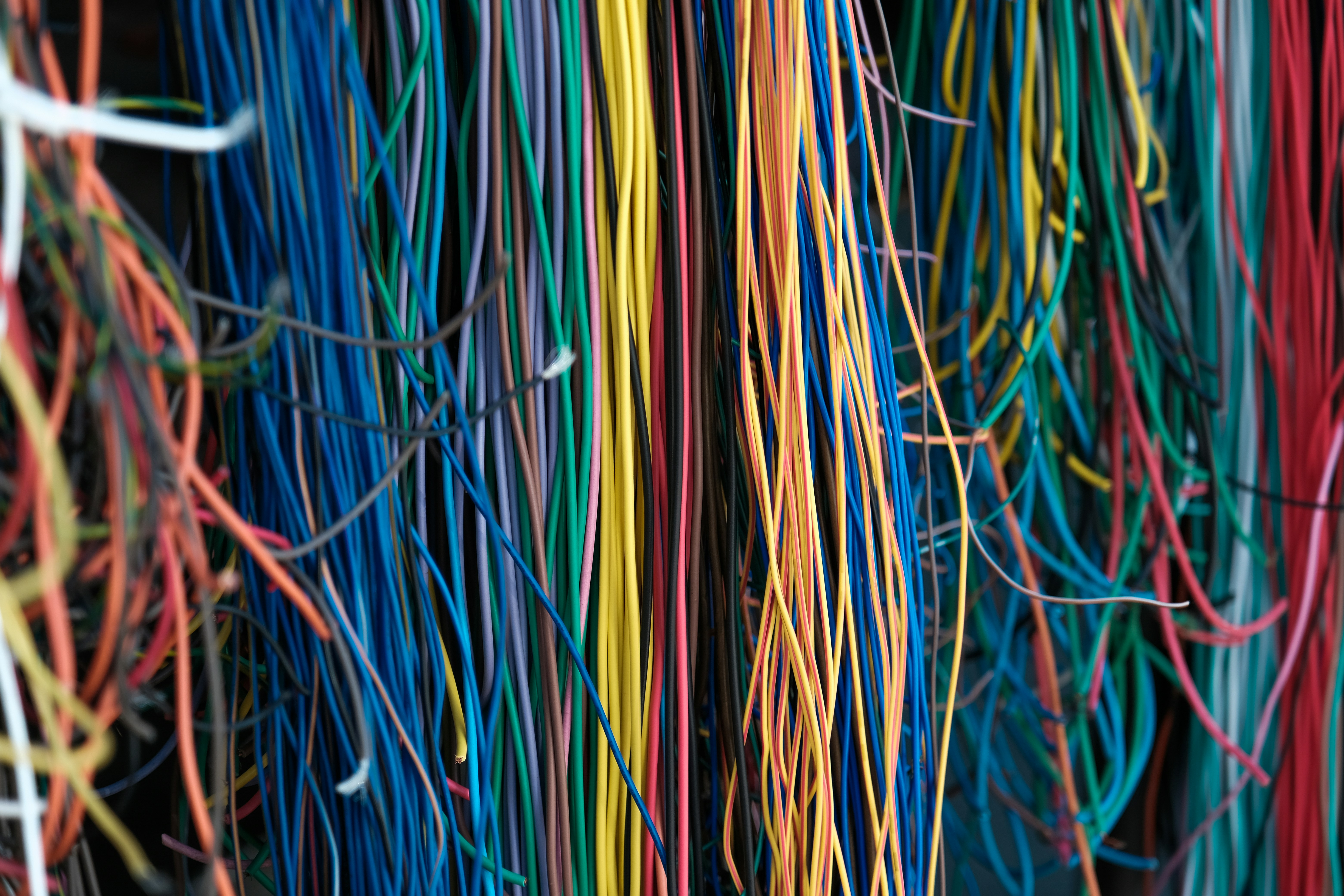 Cables, cordones y adaptadores que nunca tiro - y por qué vale la pena guardar estos accesorios