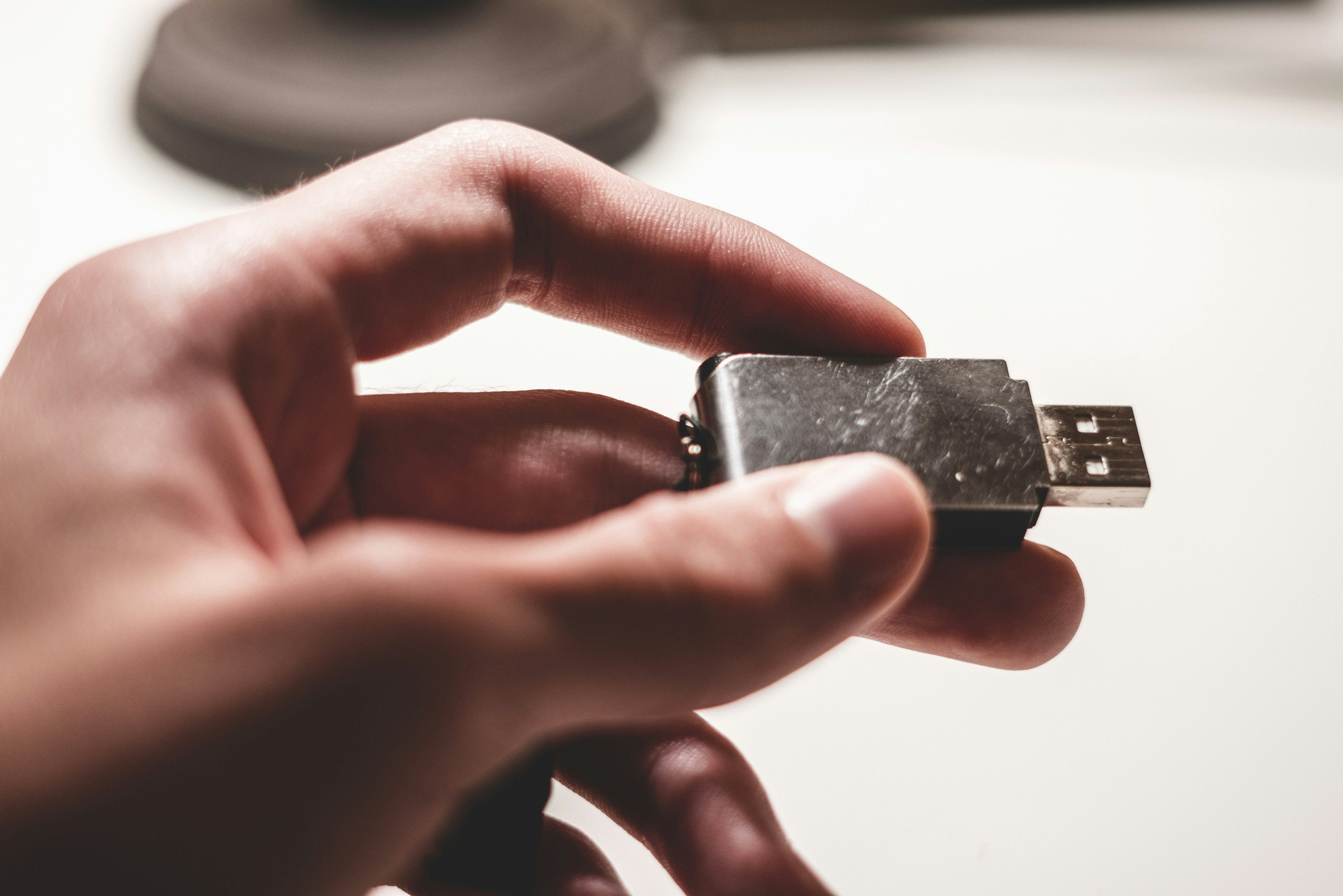 Deja de tirar tus concentradores USB "muertos" (el verdadero problema es cómo los estás usando)