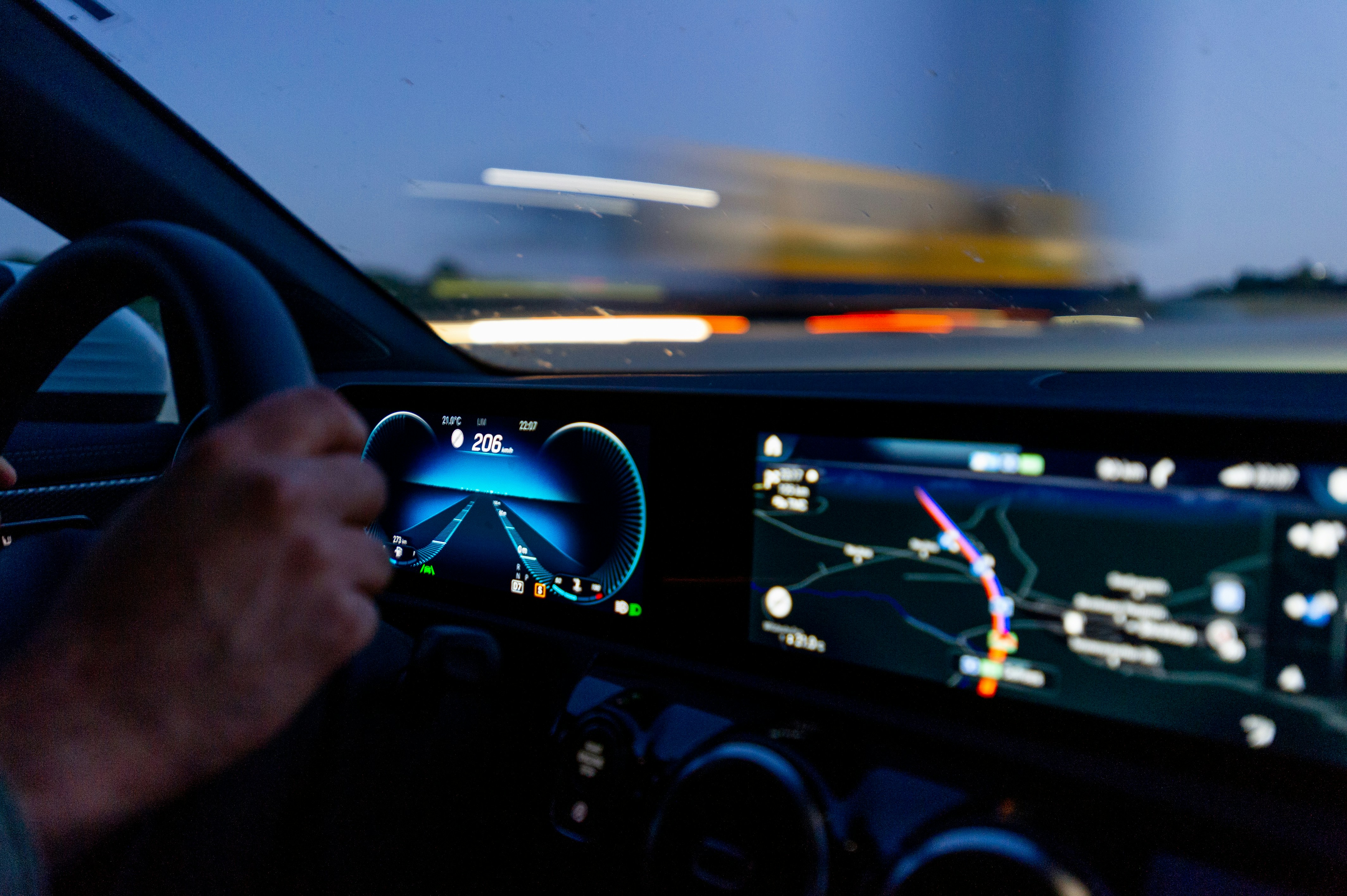 OmniDrive: Modelo multiagente con LLM para video de conducción