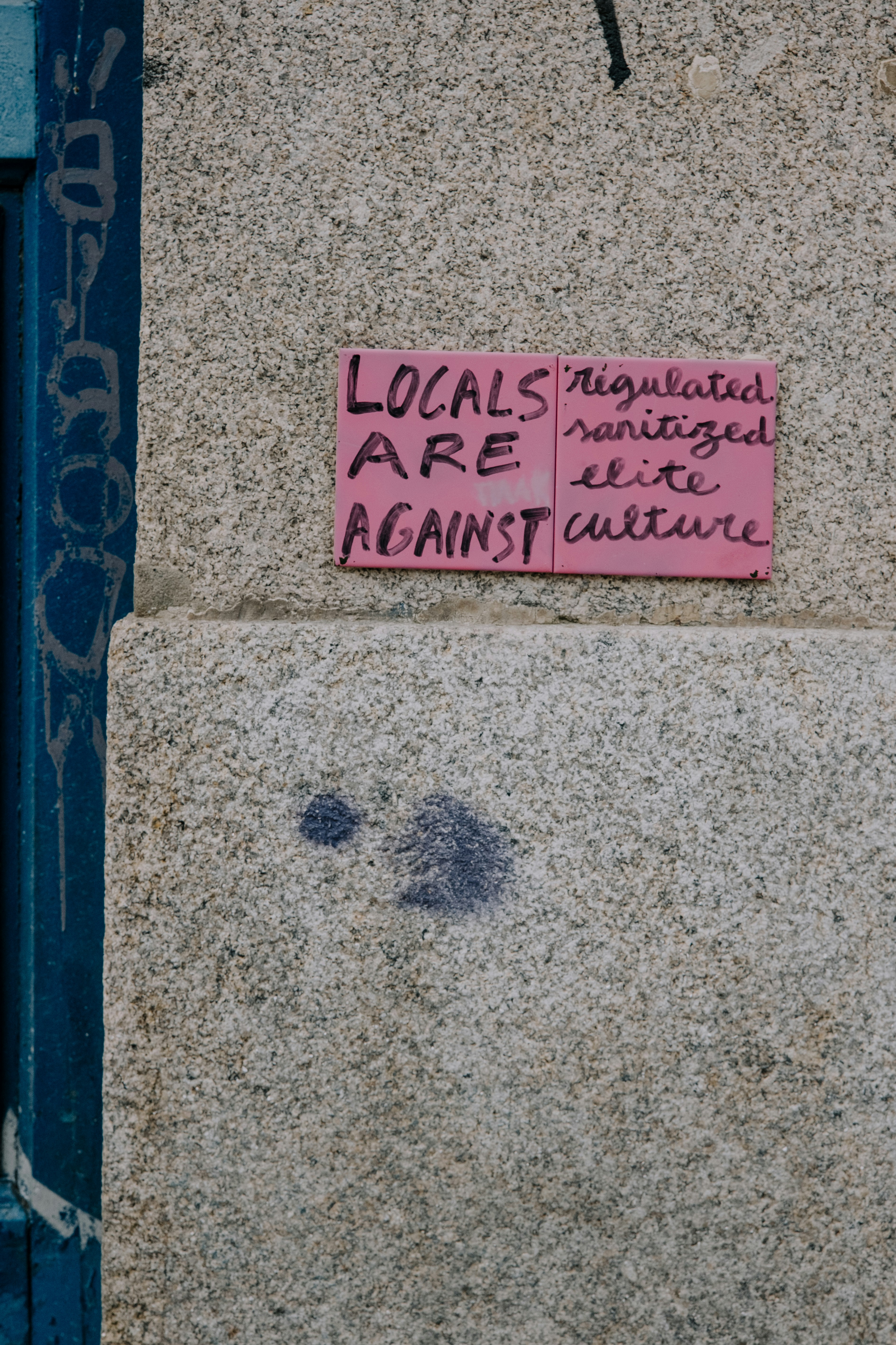 Evaluación fuera de política con agentes estratégicos mediante divulgación local