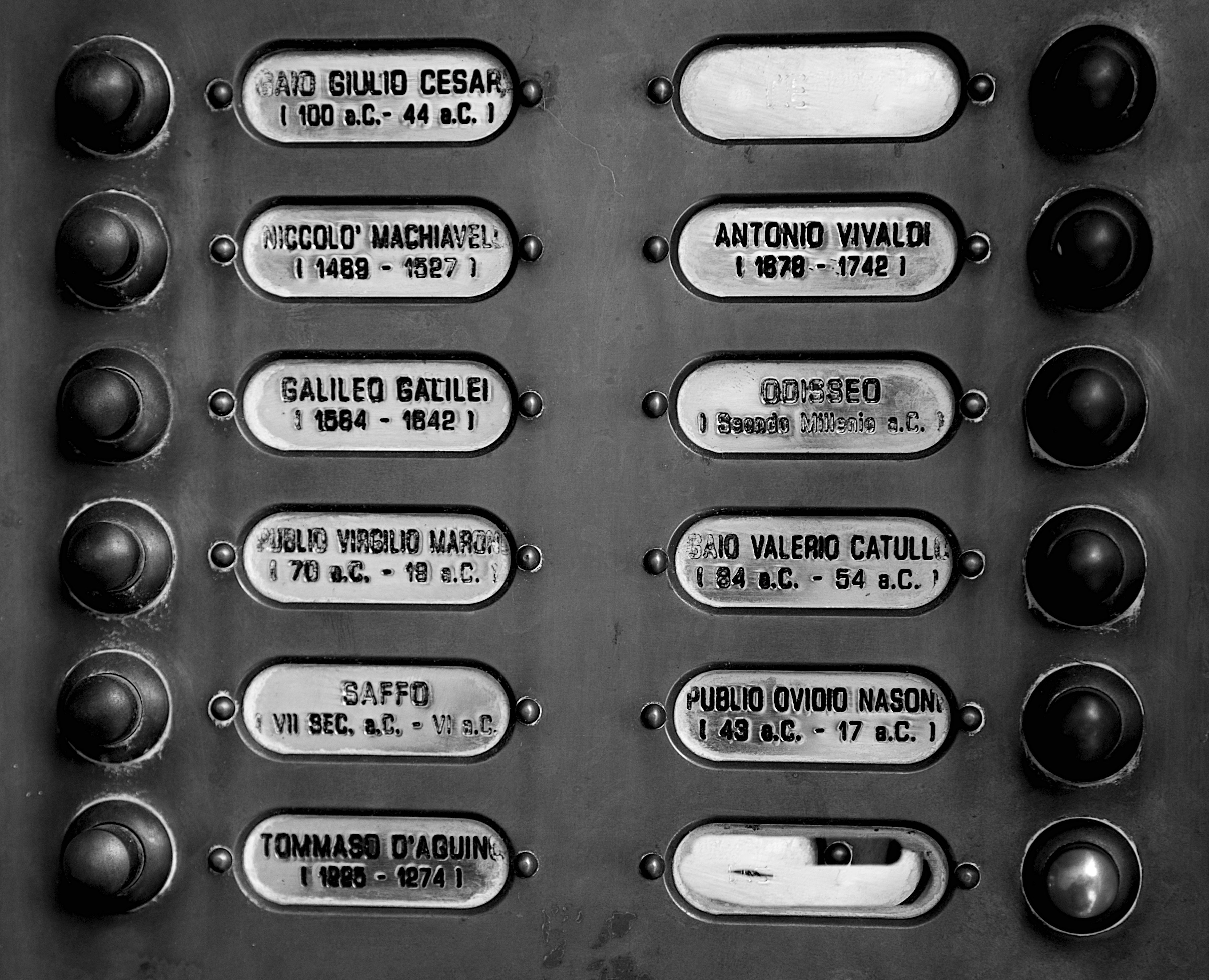 Modelo de lenguaje grande como operador: Una solución impulsada por la experiencia para el control de voltaje de redes de distribución