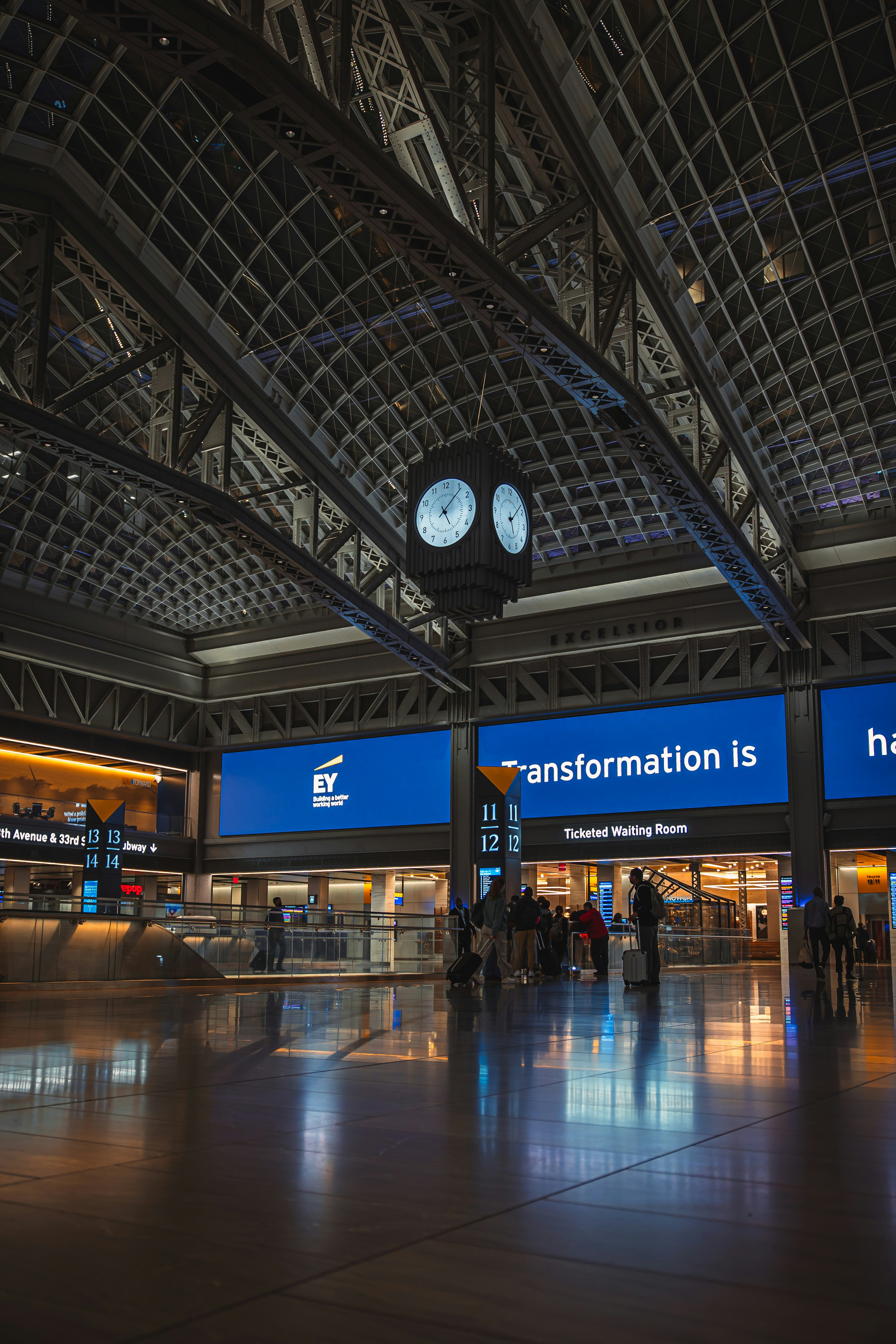 ¿Cómo se alinea la automatización de la clasificación de tickets con los objetivos de transformación digital?