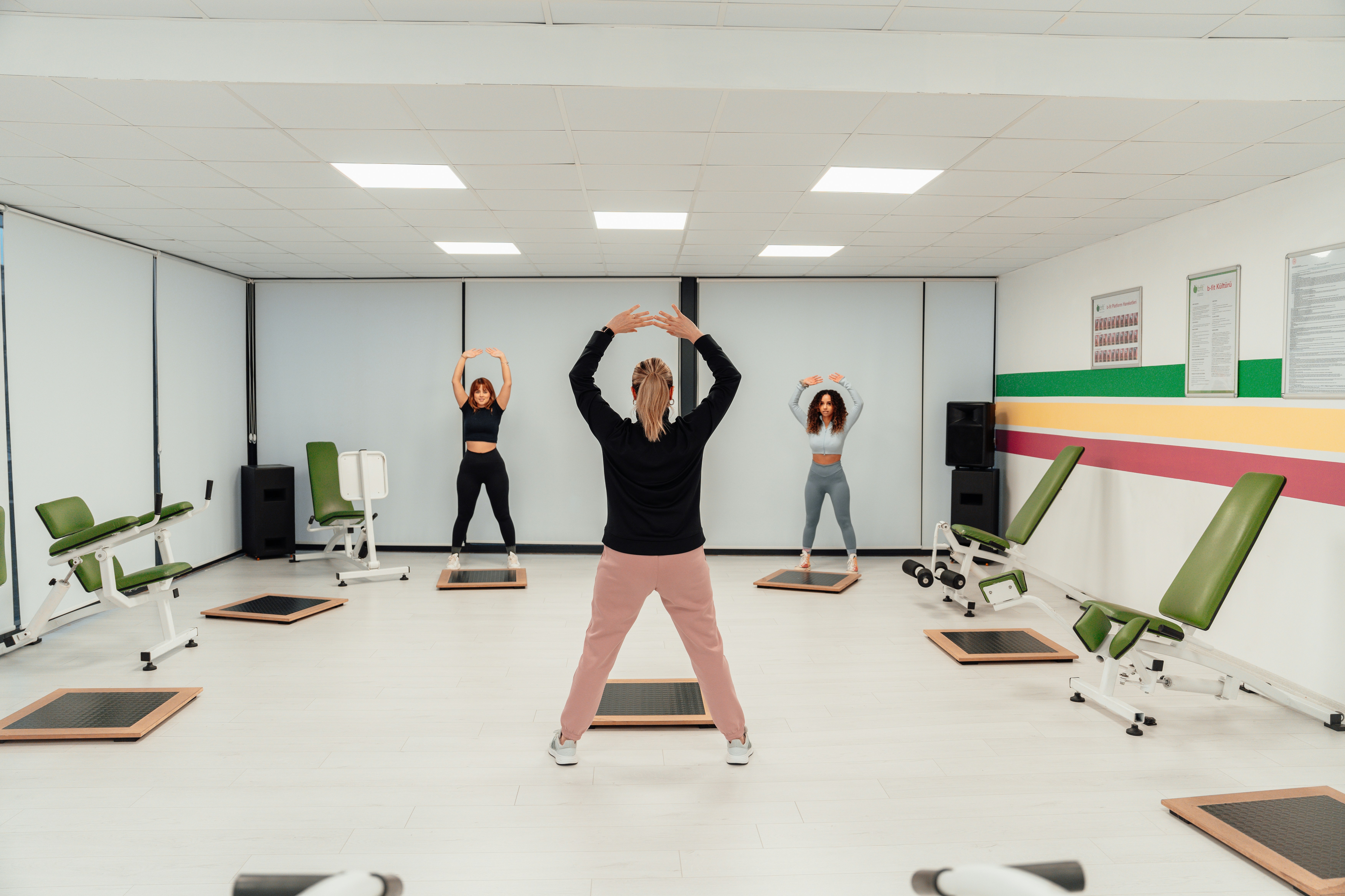 ¿Cómo impacta el software de gestión de estudios de yoga en la colaboración en equipo?
