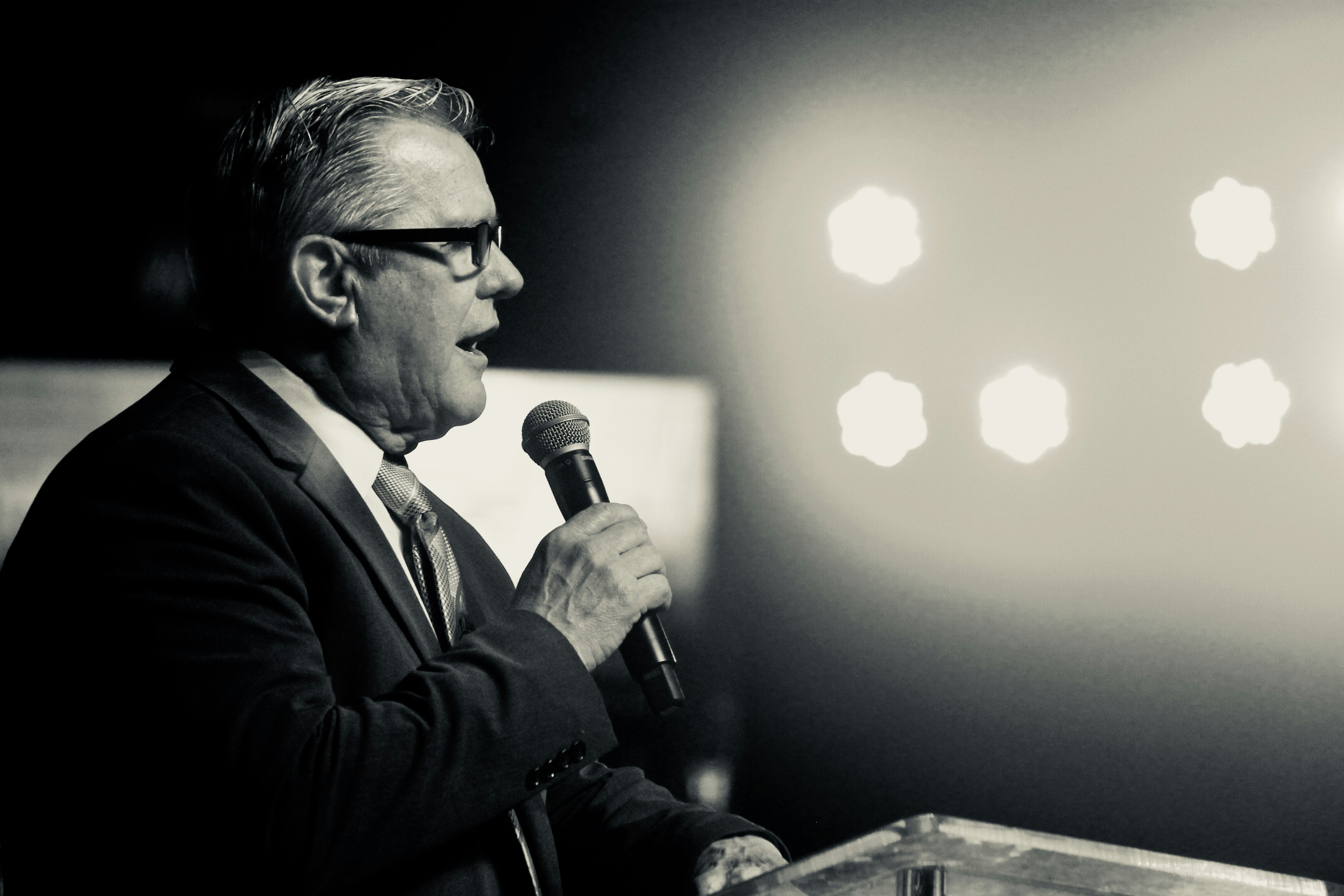 El Orador de Stackelberg: Optimizando la Comunicación Persuasiva en Juegos de Deducción Social