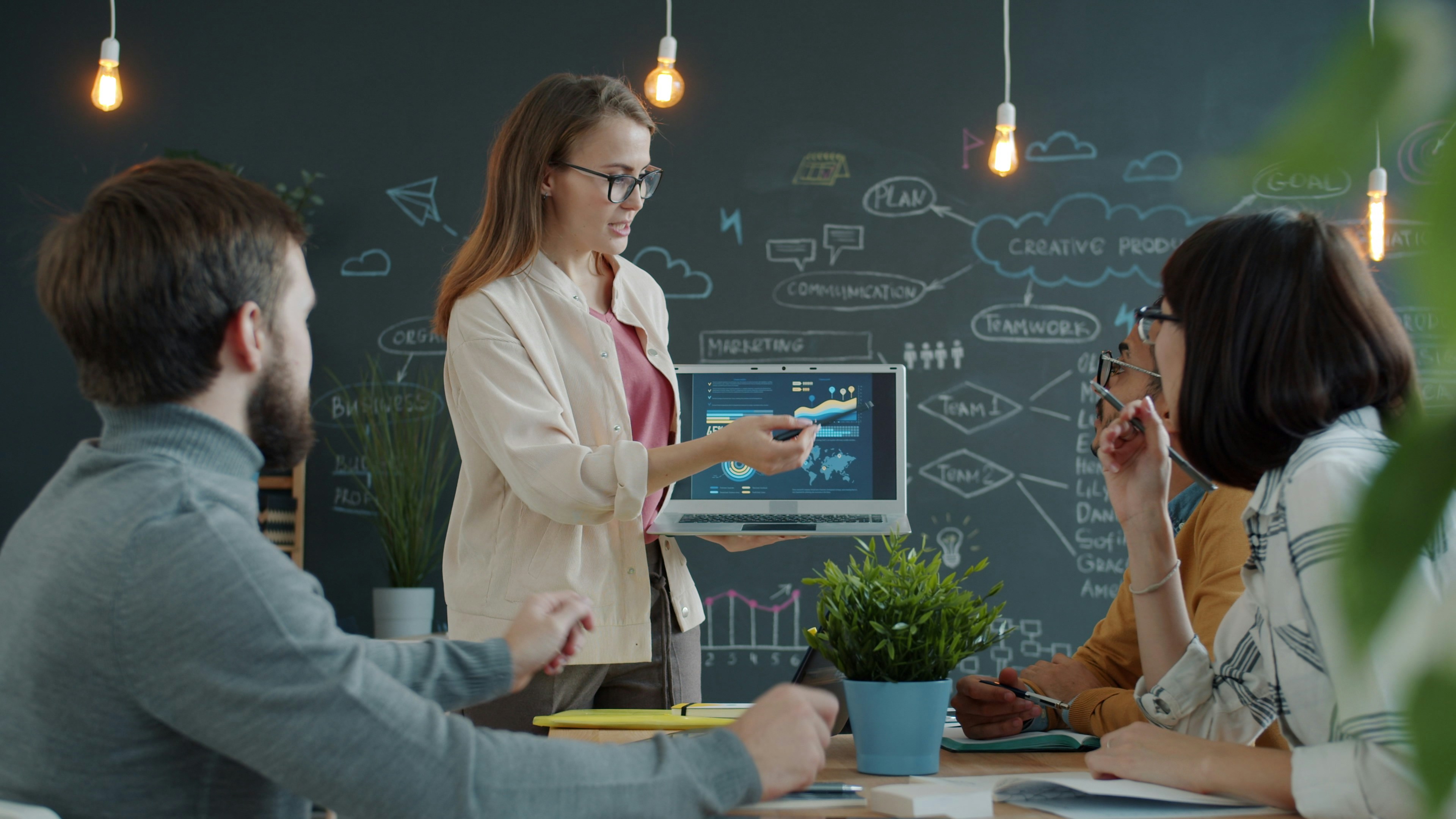 ¿Cómo mejora la comunicación interna la automatización de informes de producción?