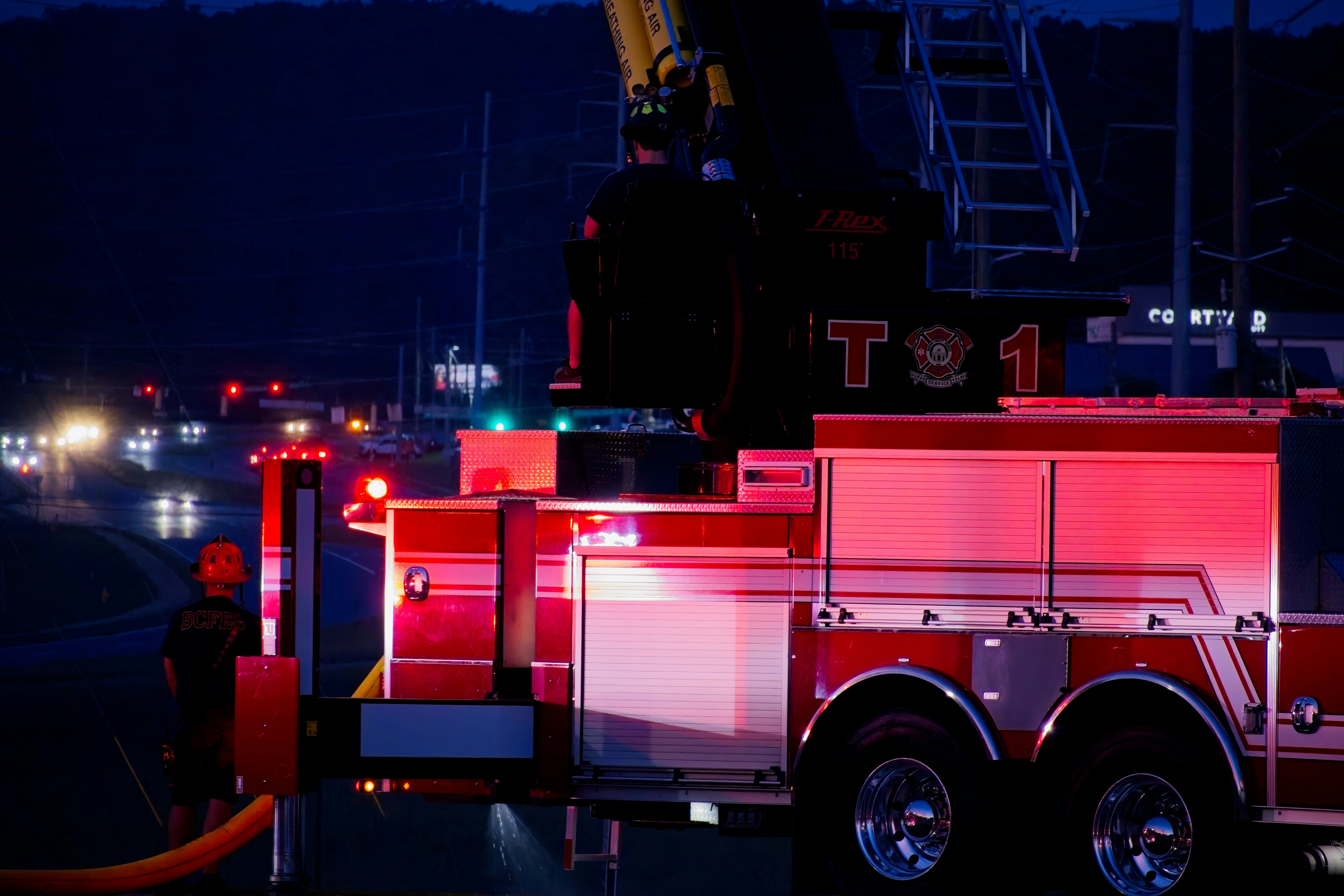 Destilación de Conocimiento Cross-Modal para redes logísticas de evacuación de incendios forestales bajo restricciones de políticas en tiempo real